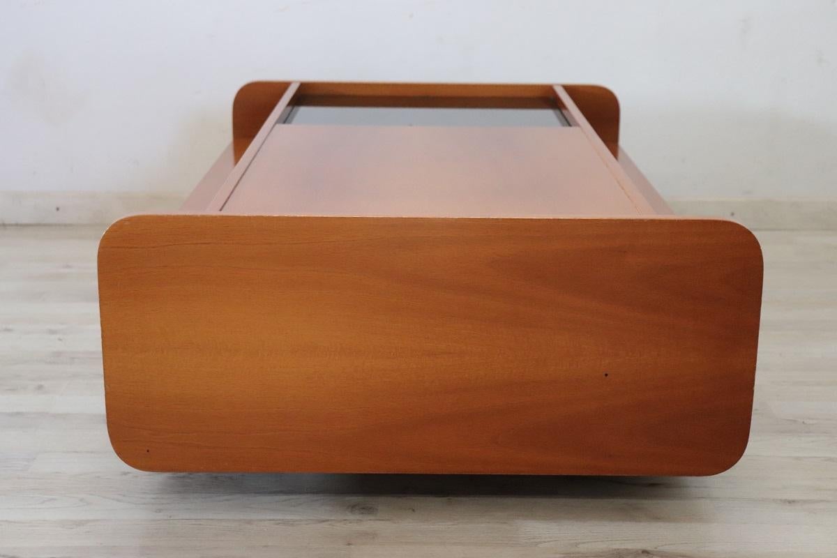 Italian Design Wooden Coffee Table with Bar Compartment, 1970s In Good Condition For Sale In Casale Monferrato, IT