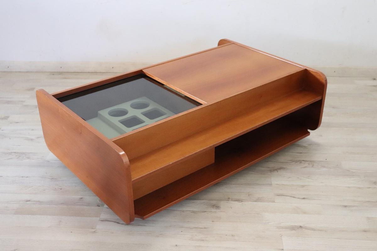 Italian Design Wooden Coffee Table with Bar Compartment, 1970s For Sale 1