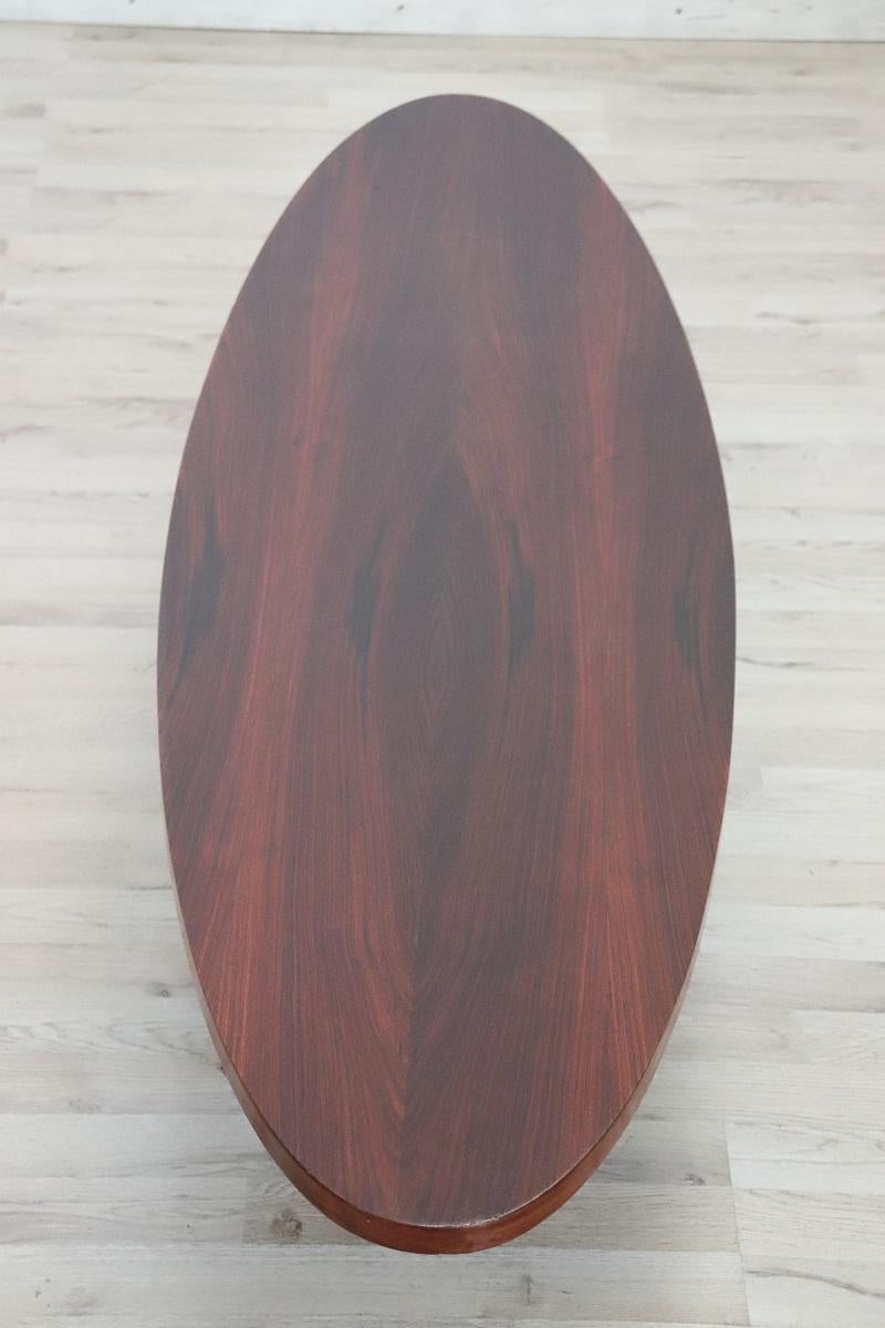 Ovaler langer Couchtisch aus Holz im italienischen Design, 1960er Jahre (Italienisch) im Angebot