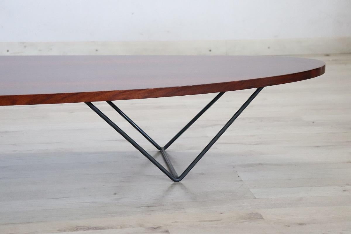 Ovaler langer Couchtisch aus Holz im italienischen Design, 1960er Jahre (Mitte des 20. Jahrhunderts) im Angebot