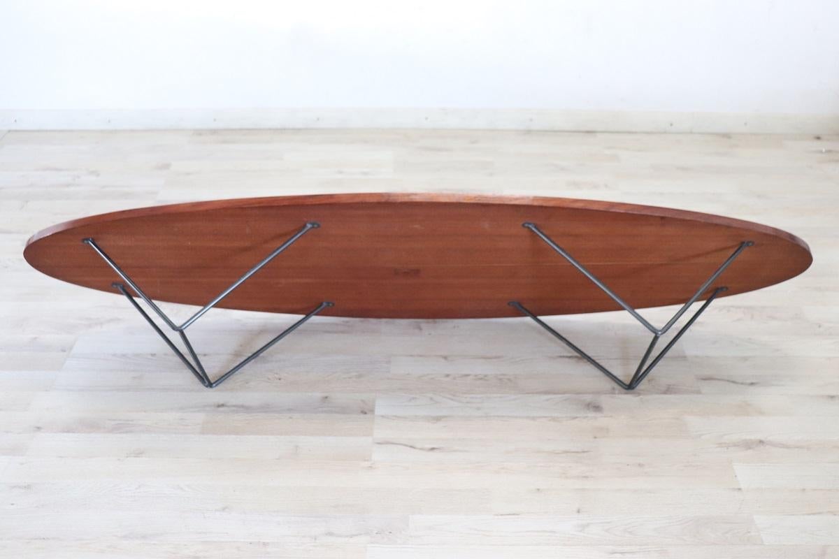 Ovaler langer Couchtisch aus Holz im italienischen Design, 1960er Jahre im Angebot 1