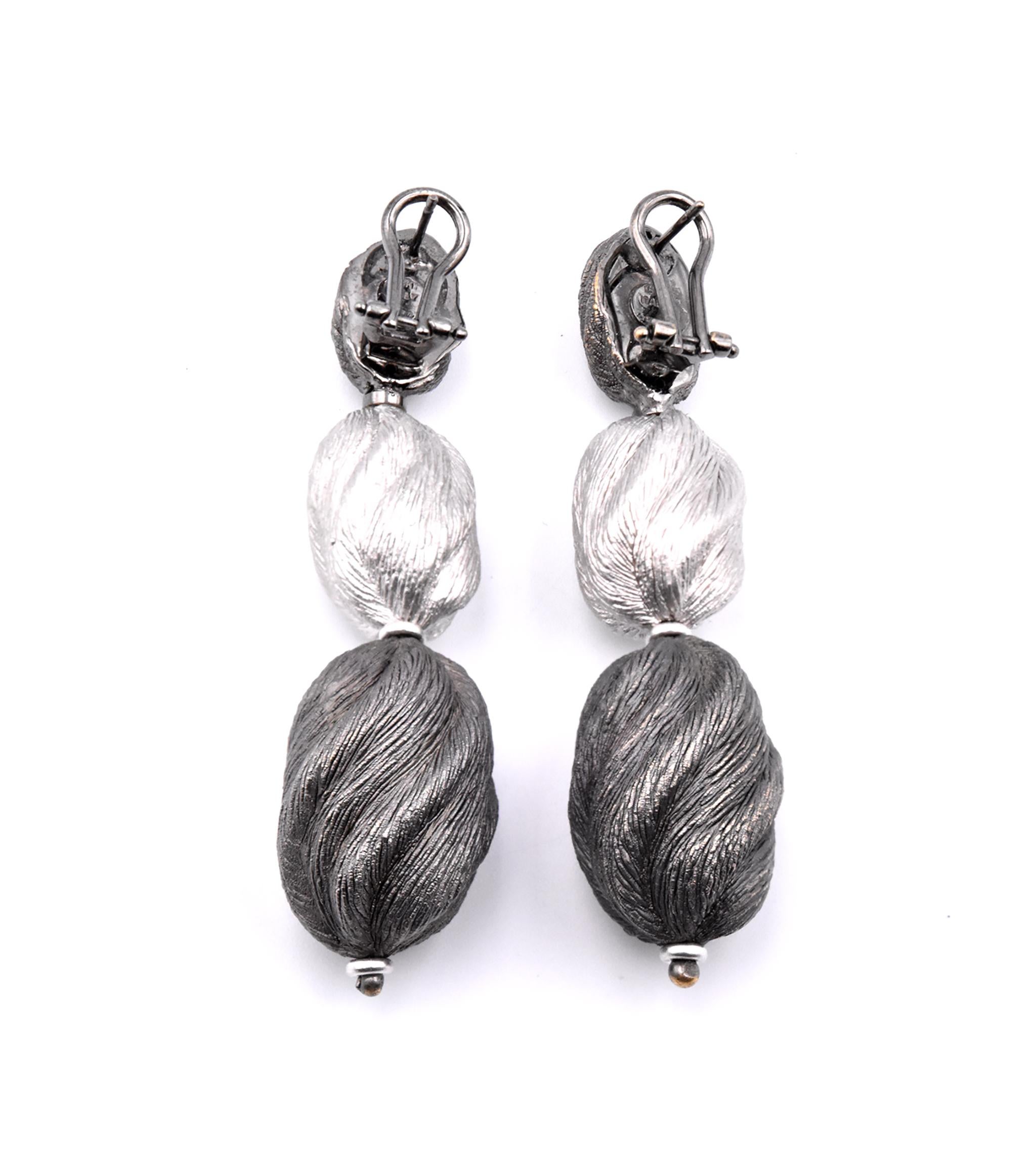 Collier et boucles d'oreilles en or gris et noir 18 carats à texture perlée de conception italienne Unisexe en vente