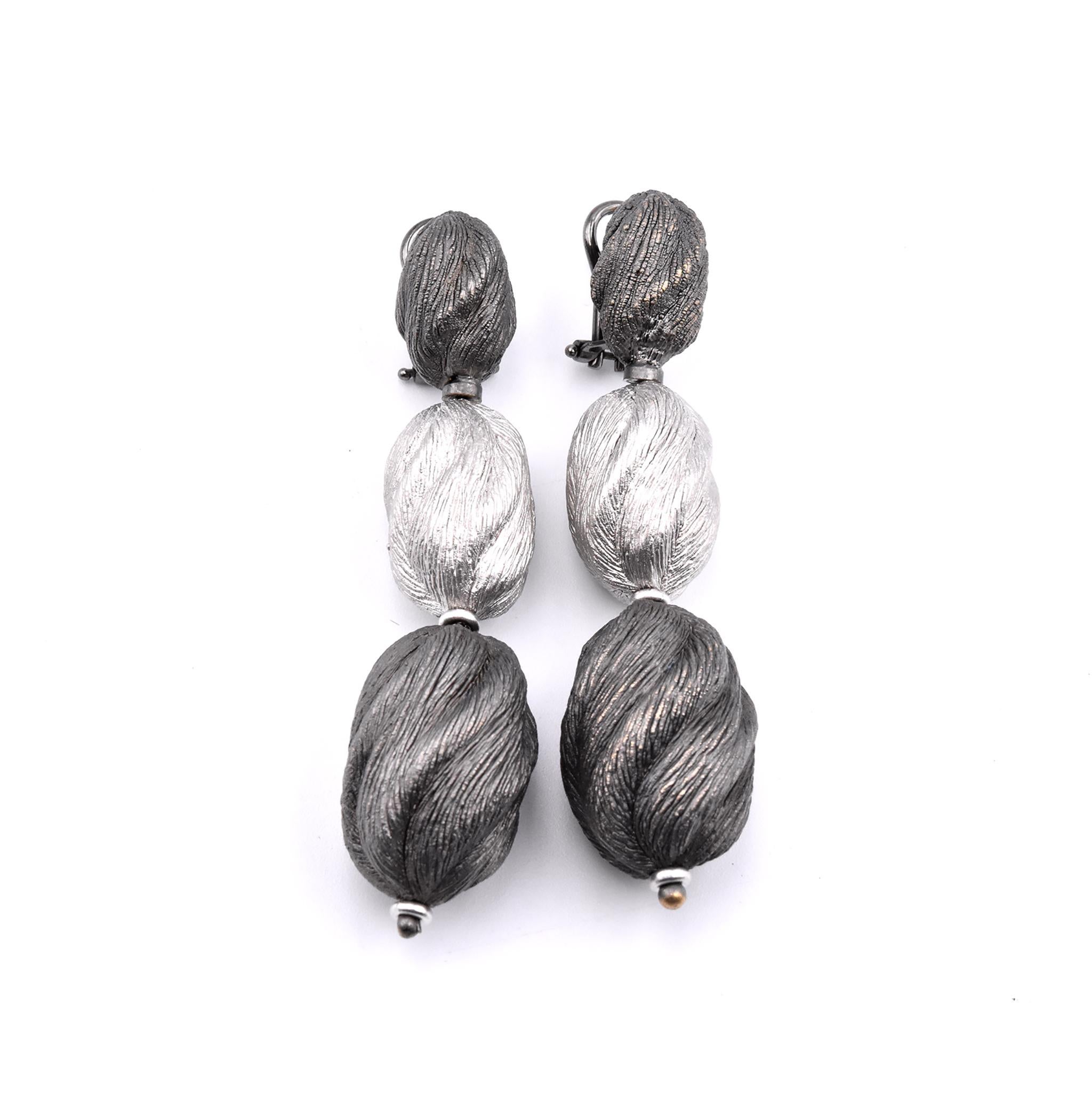 Italian Designed 18 Karat Grey and Black Gold Beaded Texture Necklace & Earrings For Sale 1