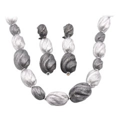 Collier et boucles d'oreilles en or gris et noir 18 carats à texture perlée de conception italienne