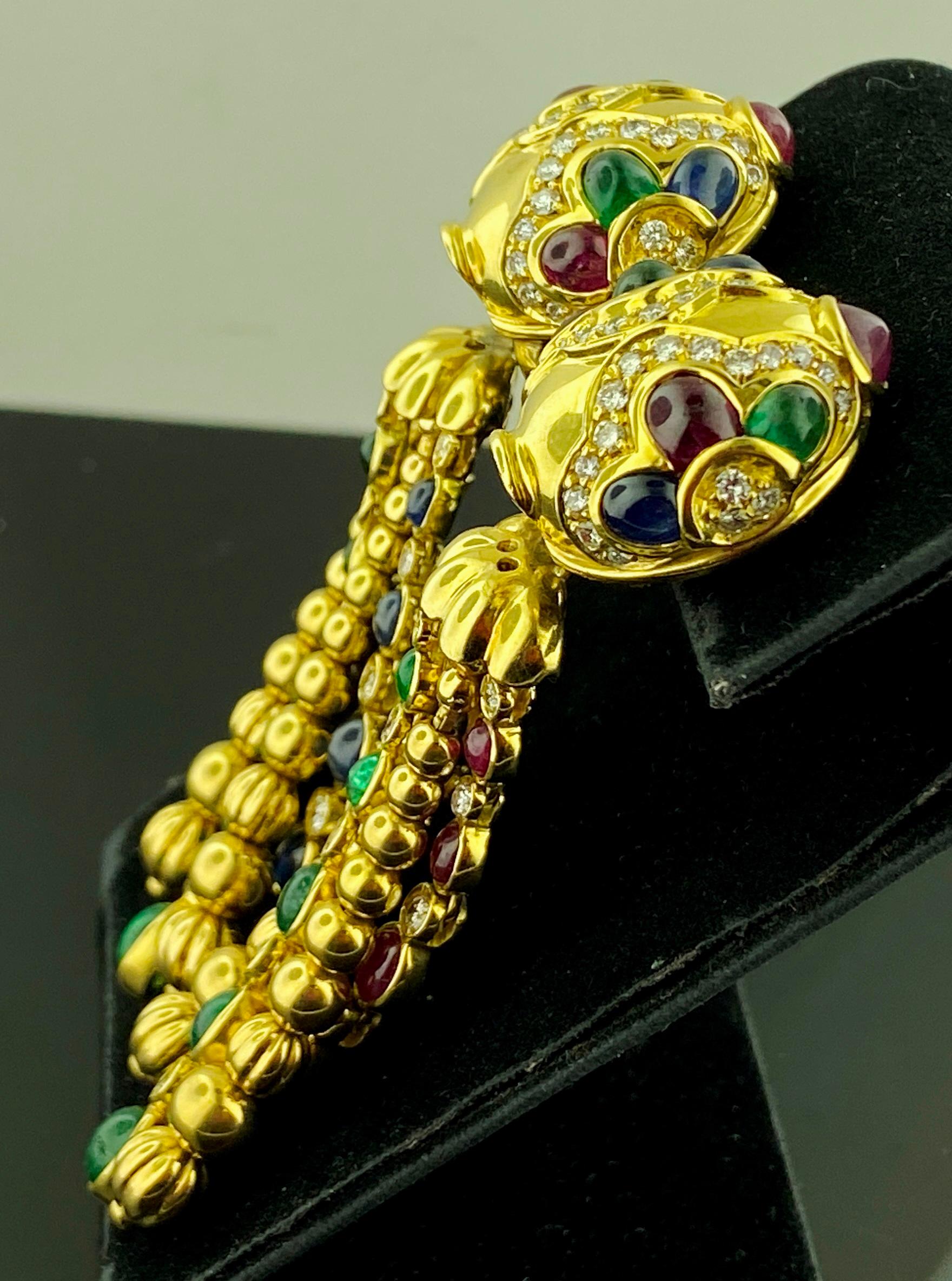 Die in Italien entworfenen und in 18 Karat Gelbgold gefassten, 49 Gramm schweren Ohrringe sind mit mehreren Edelsteinen besetzt.  Der obere Teil der Ohrringe ist mit 34 runden Diamanten im Brillantschliff mit einem Gewicht von 1,35 Karat besetzt,