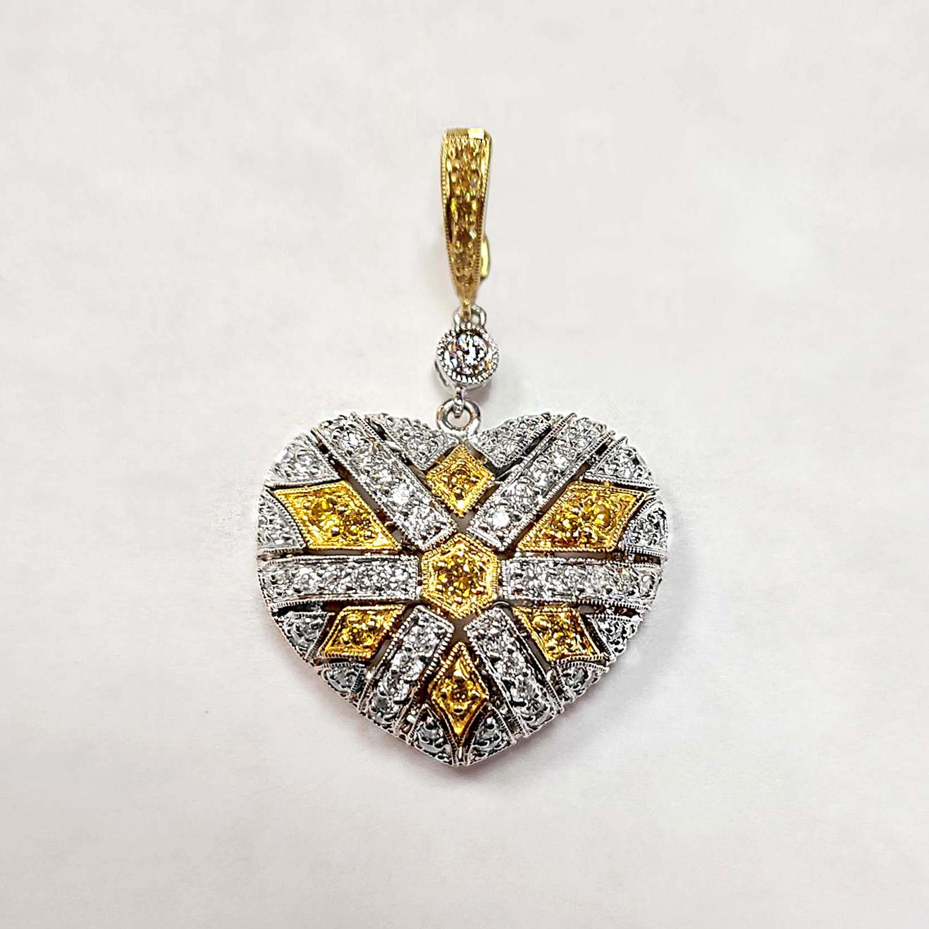 Italienischer italienischer Designer 18 Karat Gold Herzmotiv Diamant-Anhänger (Kunsthandwerker*in) im Angebot
