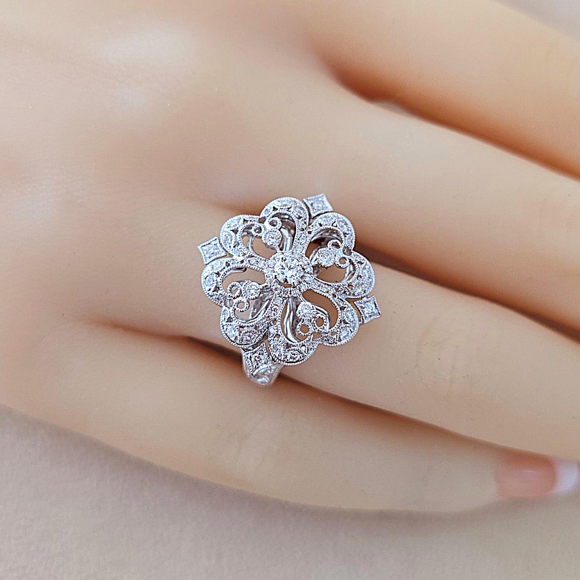 Anillo de Diamantes con Motivo Flor en Oro Blanco de 18 Kilates, de Diseño Italiano en venta 1