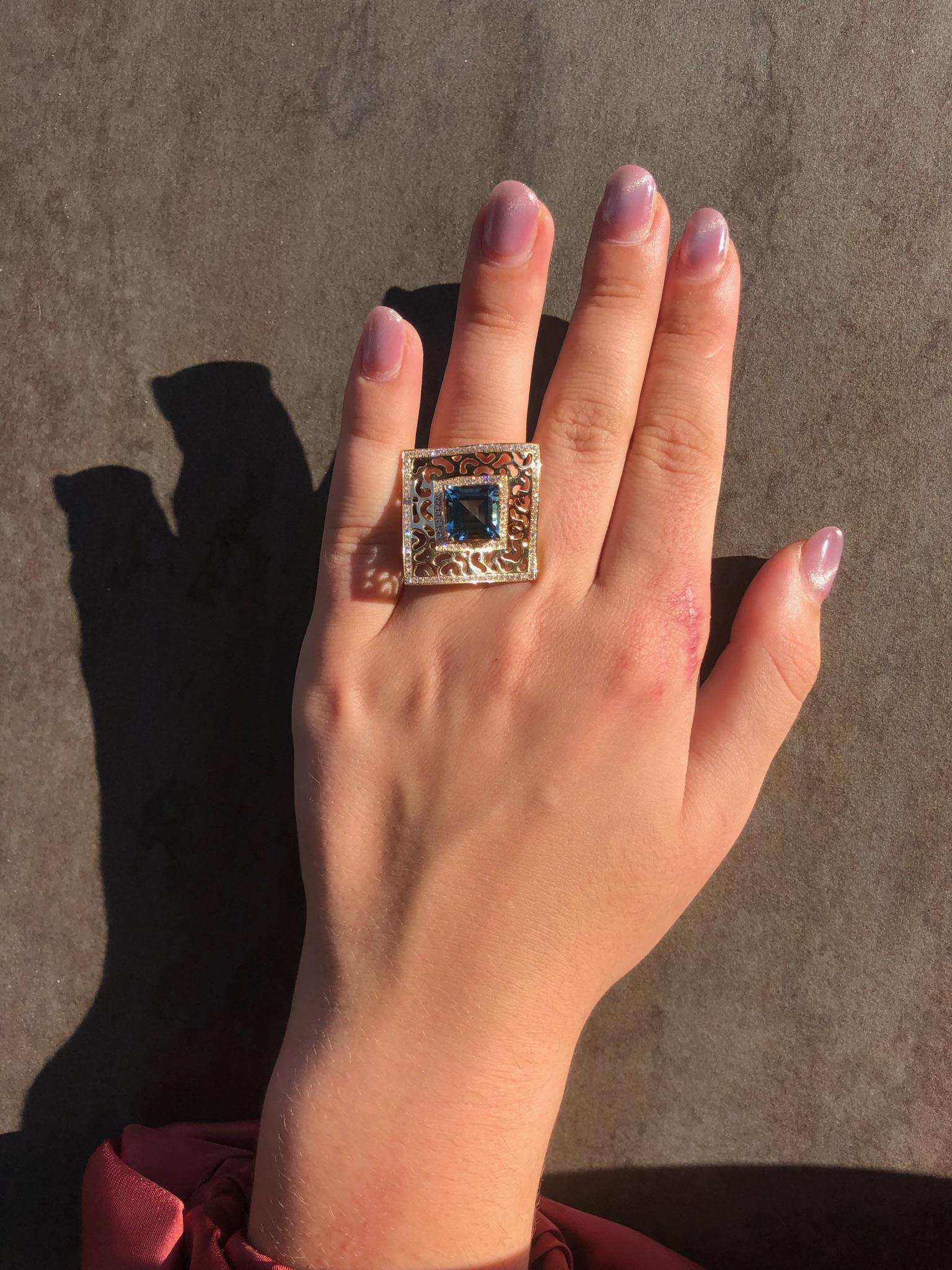 Bague pour elle en or rose 18 carats, avec topaze bleue et diamants, créée par un designer italien en vente 5