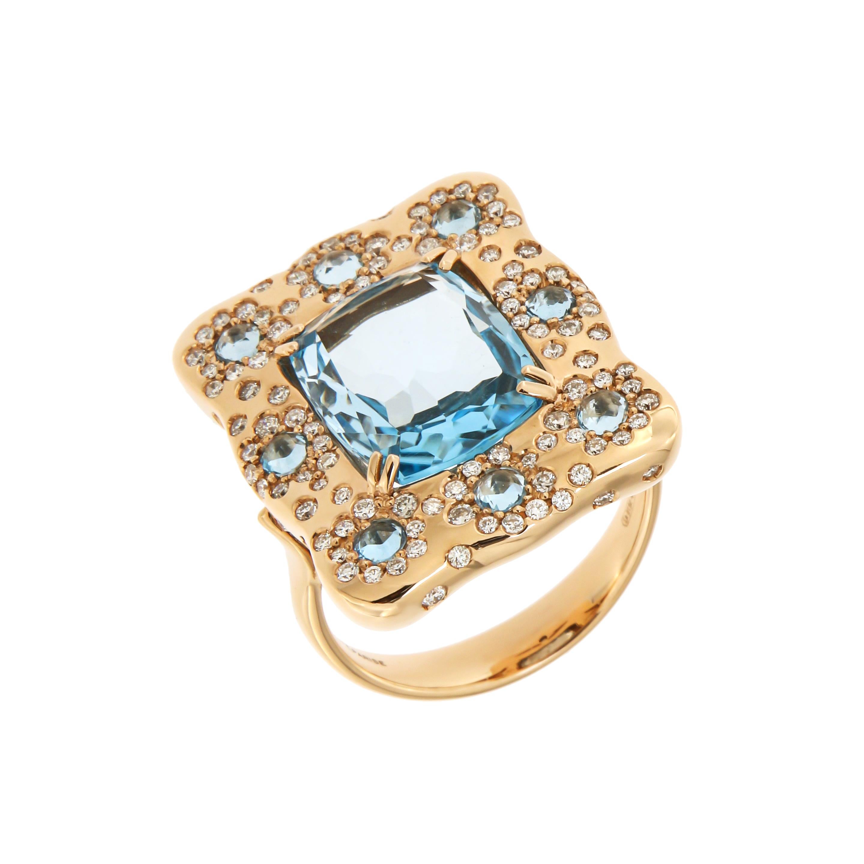 Taille coussin antique Bague pour elle en or rose 18 carats, avec topaze bleue et diamants, créée par un designer italien en vente