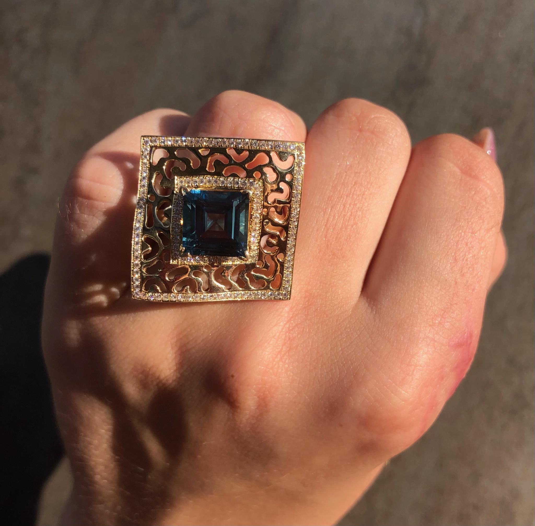 Bague pour elle en or rose 18 carats, avec topaze bleue et diamants, créée par un designer italien Pour femmes en vente