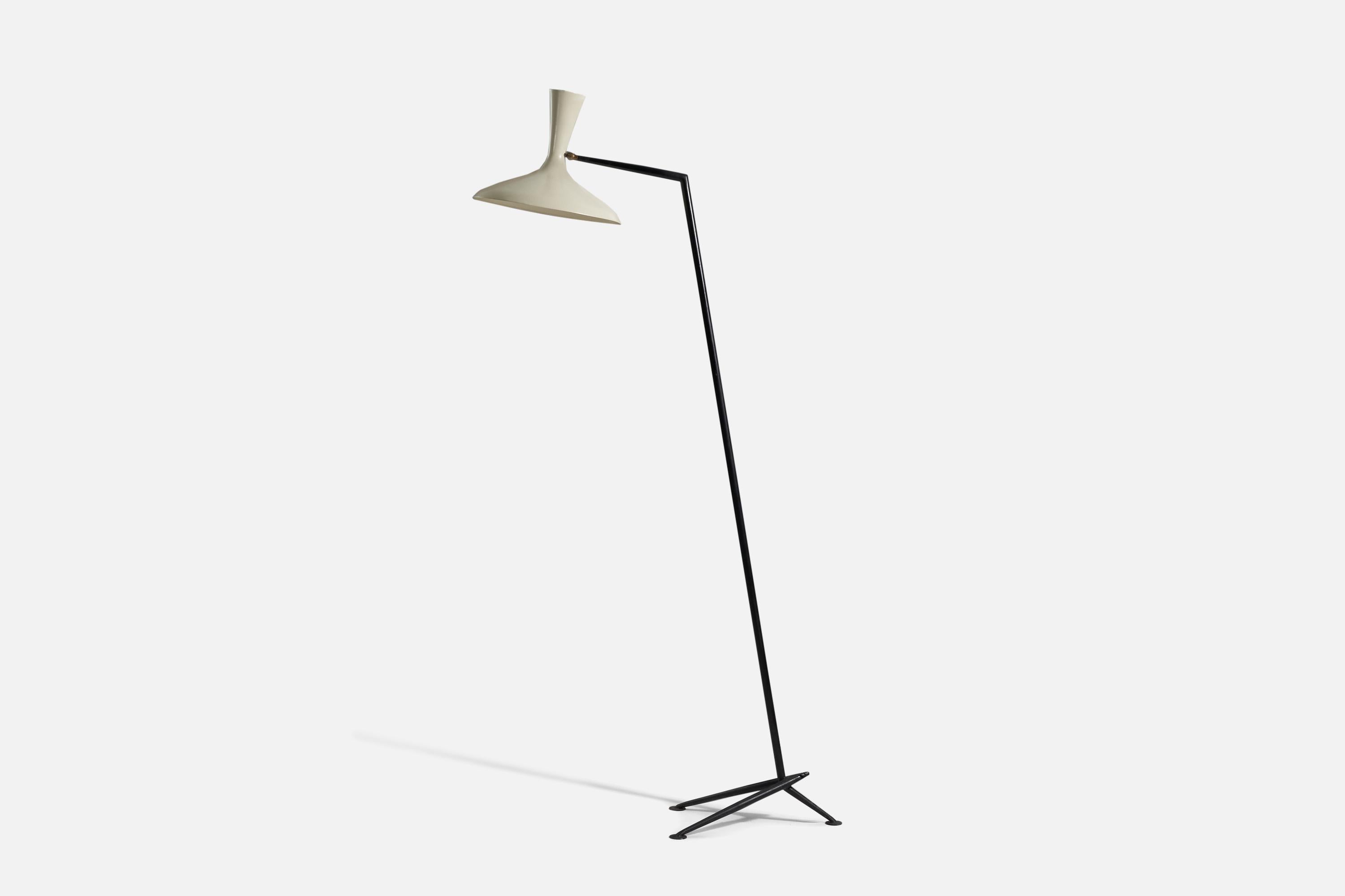 An adjustable brass and lacquered metal floor lamp designed and produced in Italy, 1950s.

Variable dimensions. Dimensions listed refer to the lamp mounted as illustrated in the first image.
 