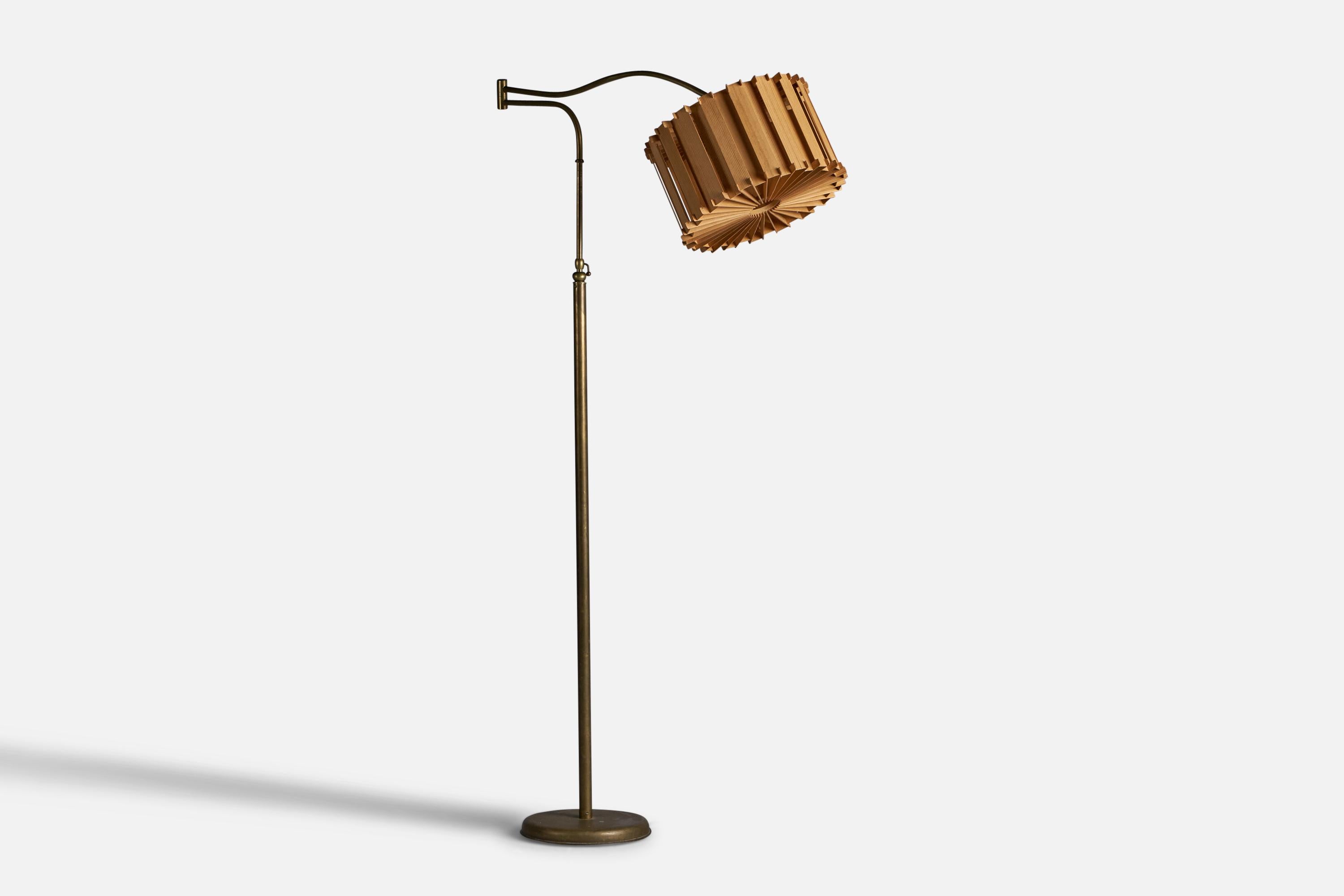 An adjustable brass and pine floor lamp designed and produced in Italy, 1940s.

Overall Dimensions (inches): 67.1