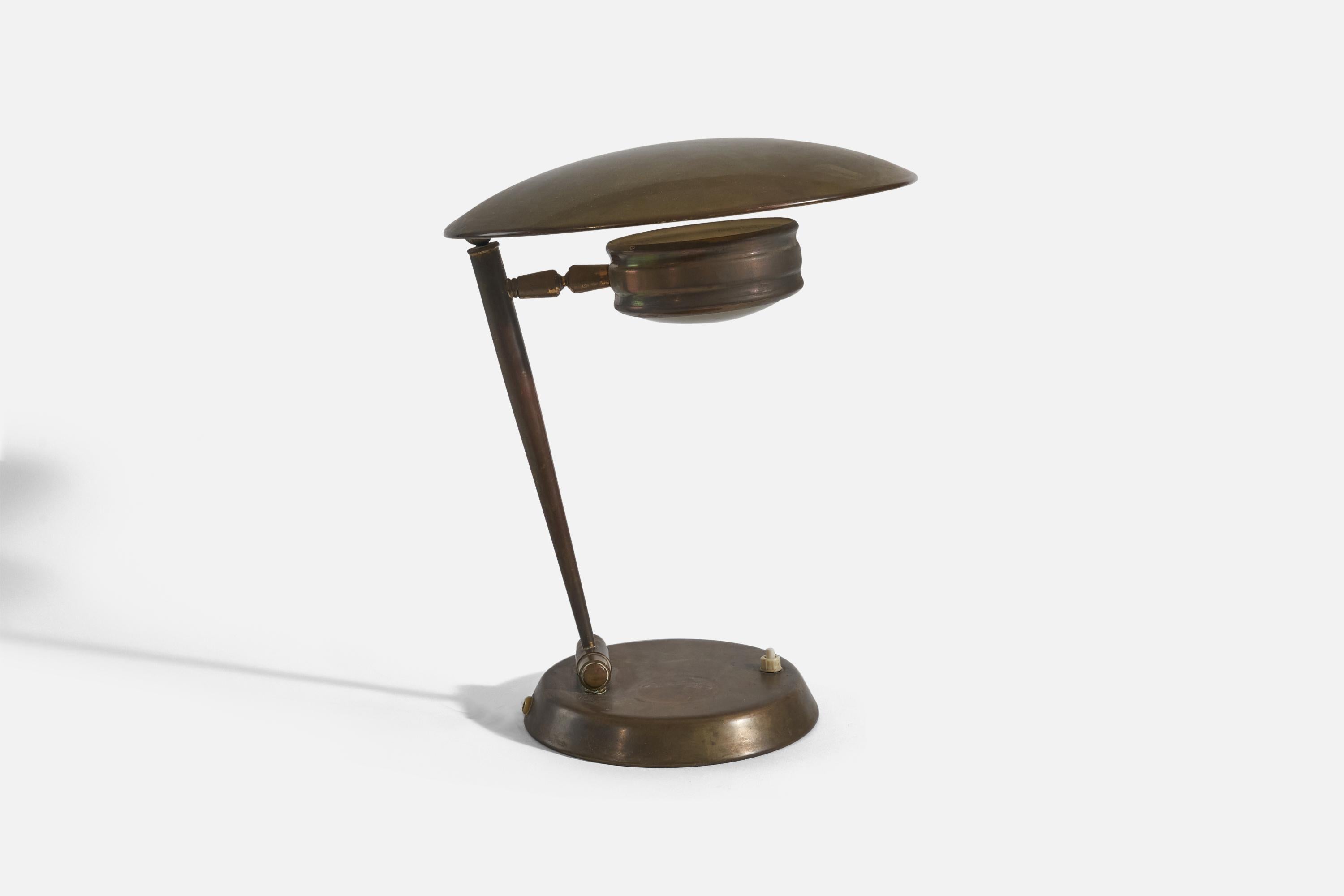 Lampe de table réglable en laiton et verre, conçue et produite en Italie, années 1940. 

Dimensions variables, mesurées comme illustré dans la première image. 

La douille accepte les ampoules E-14. 
Il n'y a pas de puissance maximale indiquée sur