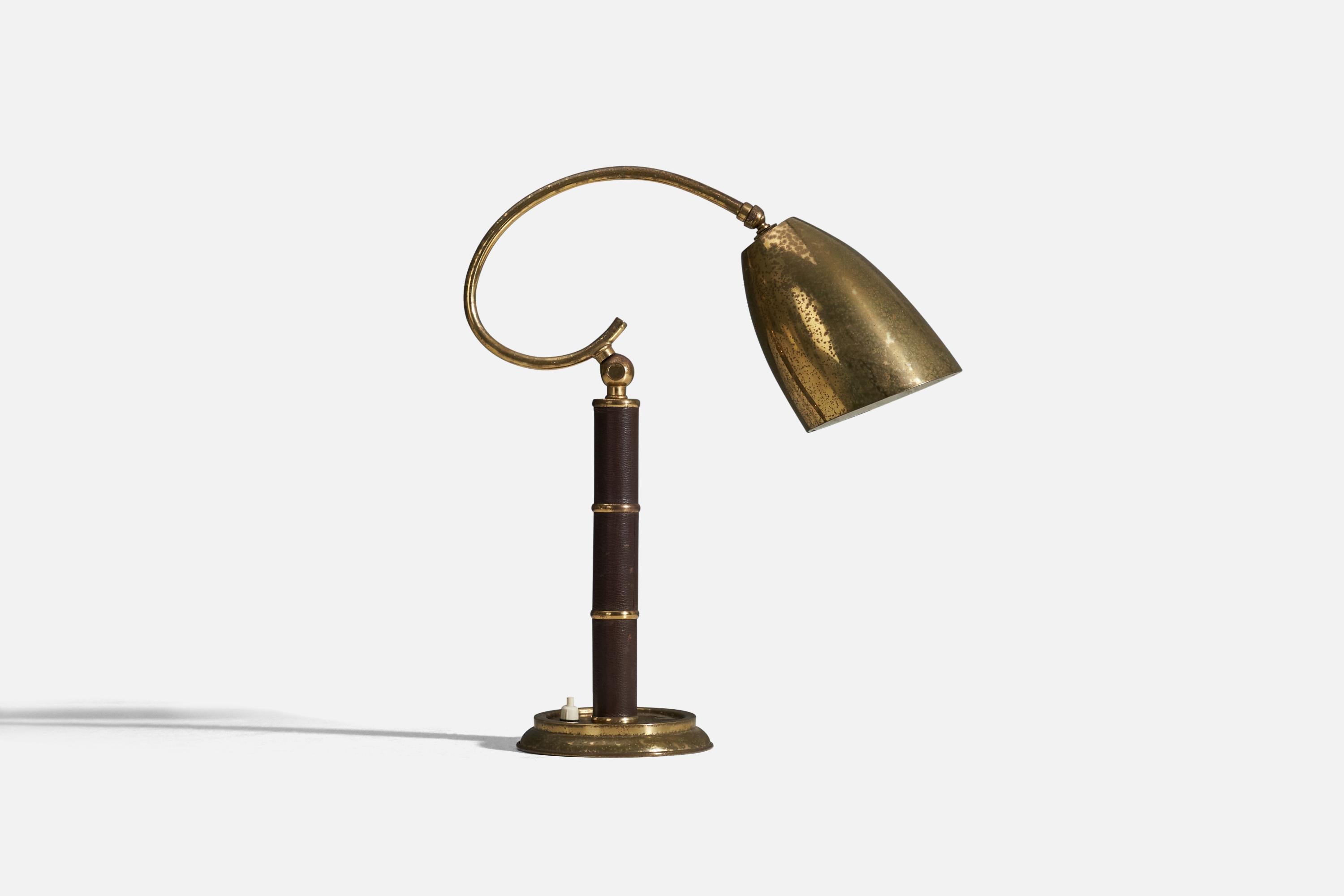 An adjustable, brass and leather table lamp designed and produced in Italy, 1940s.

Dimensions variable, measured as illustrated in first image.

Socket takes standard E-26 medium base bulb.

There is no maximum wattage stated on the fixture.