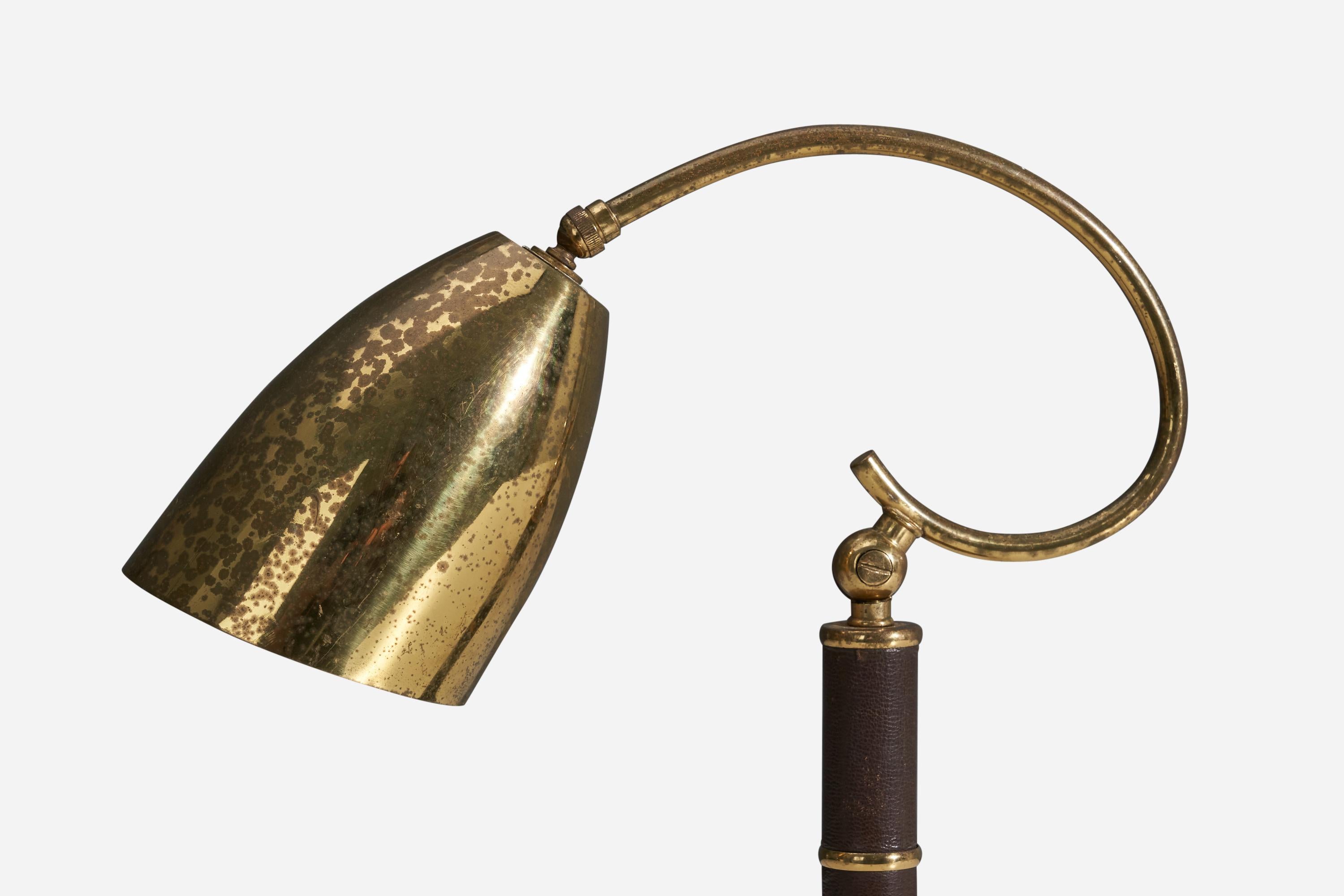 Designer italien, lampe de bureau réglable, laiton, cuir, Italie, années 1940 État moyen - En vente à High Point, NC