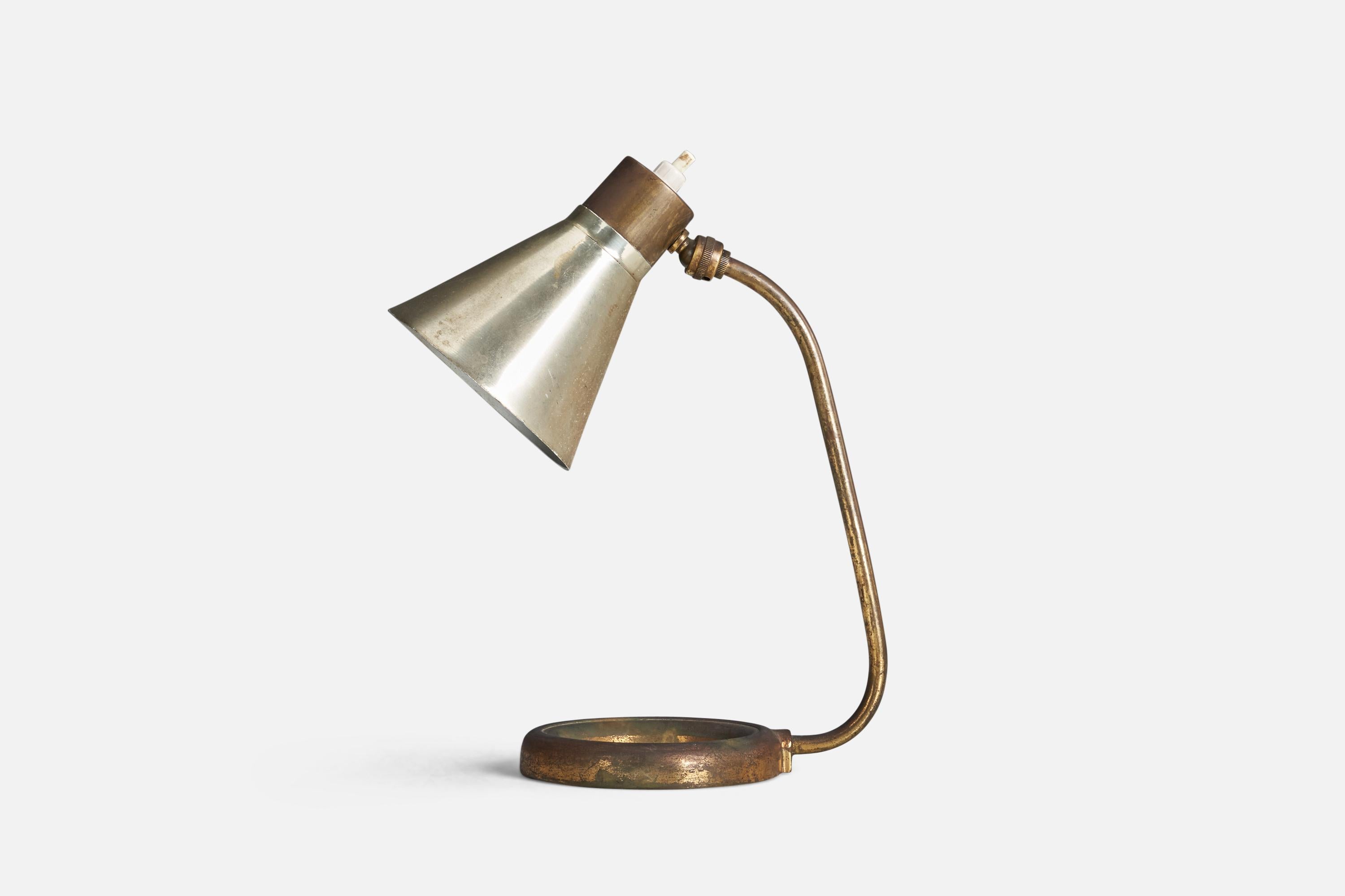 A brass, metal table lamp designed and produced by an Italian Designer, Italy, 1940s.

Socket takes standard E-26 medium base bulb.

There is no maximum wattage stated on the fixture.