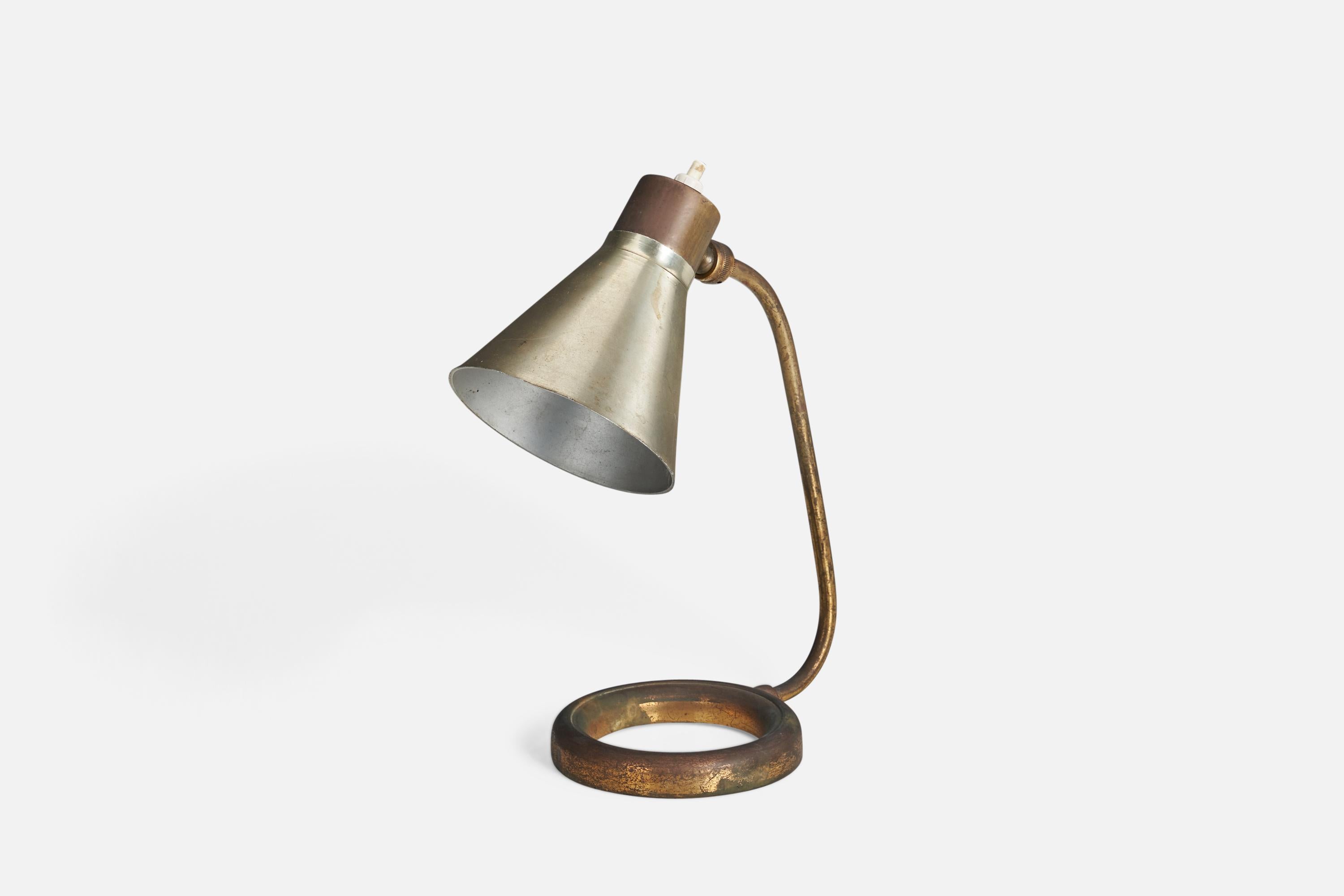 Mid-Century Modern Italian Designer, Adjustable Table Lamp, Brass, Metal, Italy, 1940s For Sale