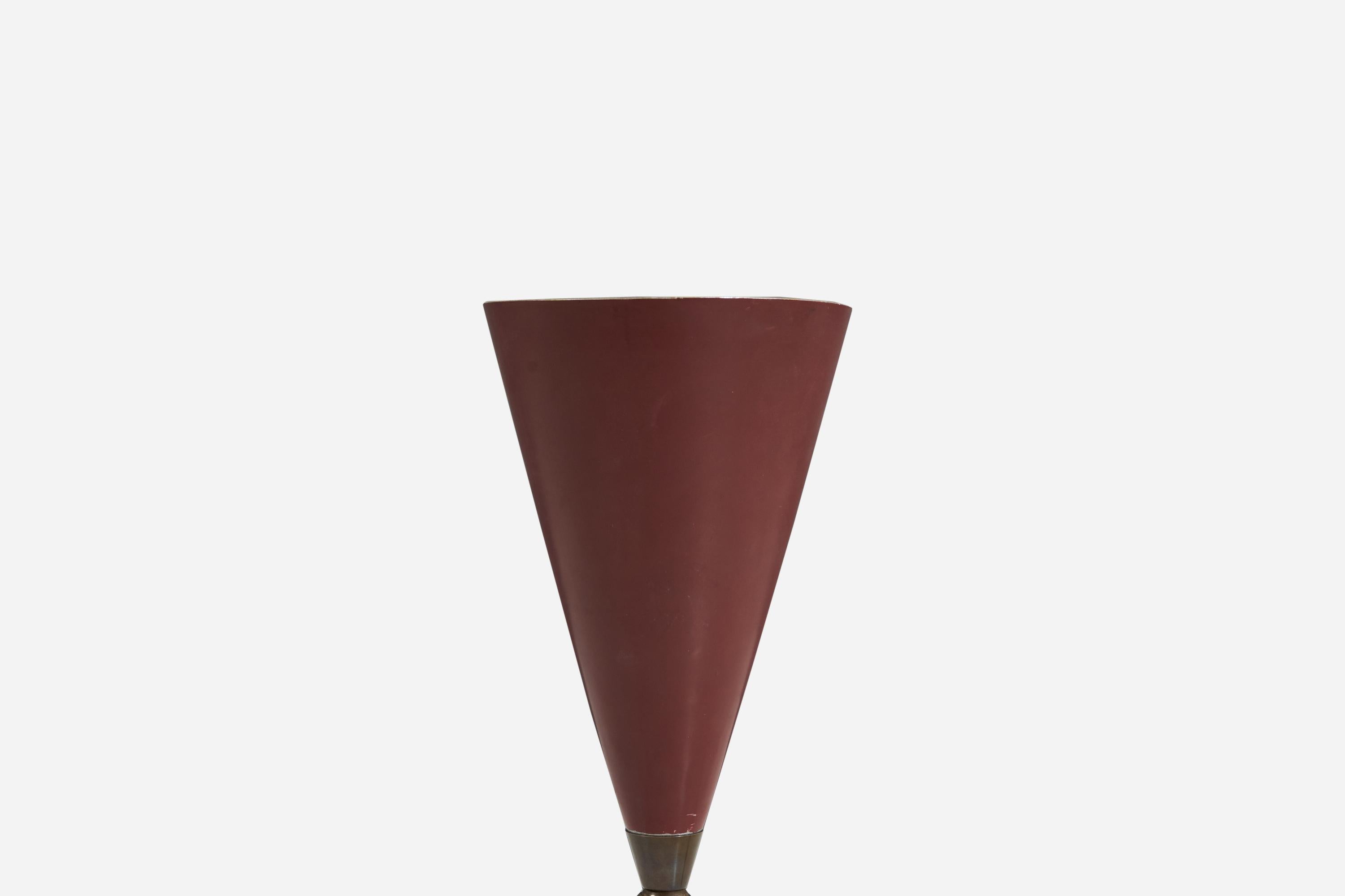 Designer italien, lampe de bureau réglable en laiton et métal laqué rouge, Italie, années 1950 Bon état - En vente à High Point, NC