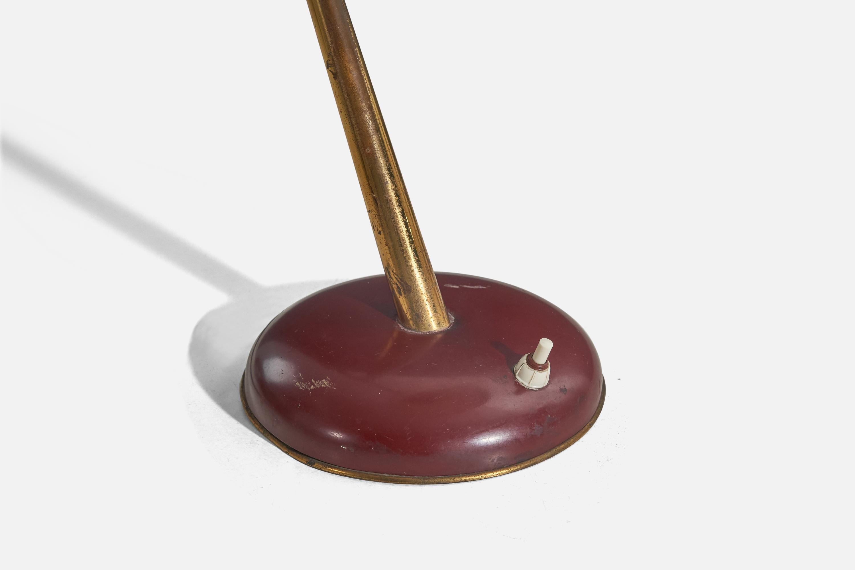 Milieu du XXe siècle Designer italien, lampe de bureau réglable en laiton et métal rouge, Italie, années 1950 en vente