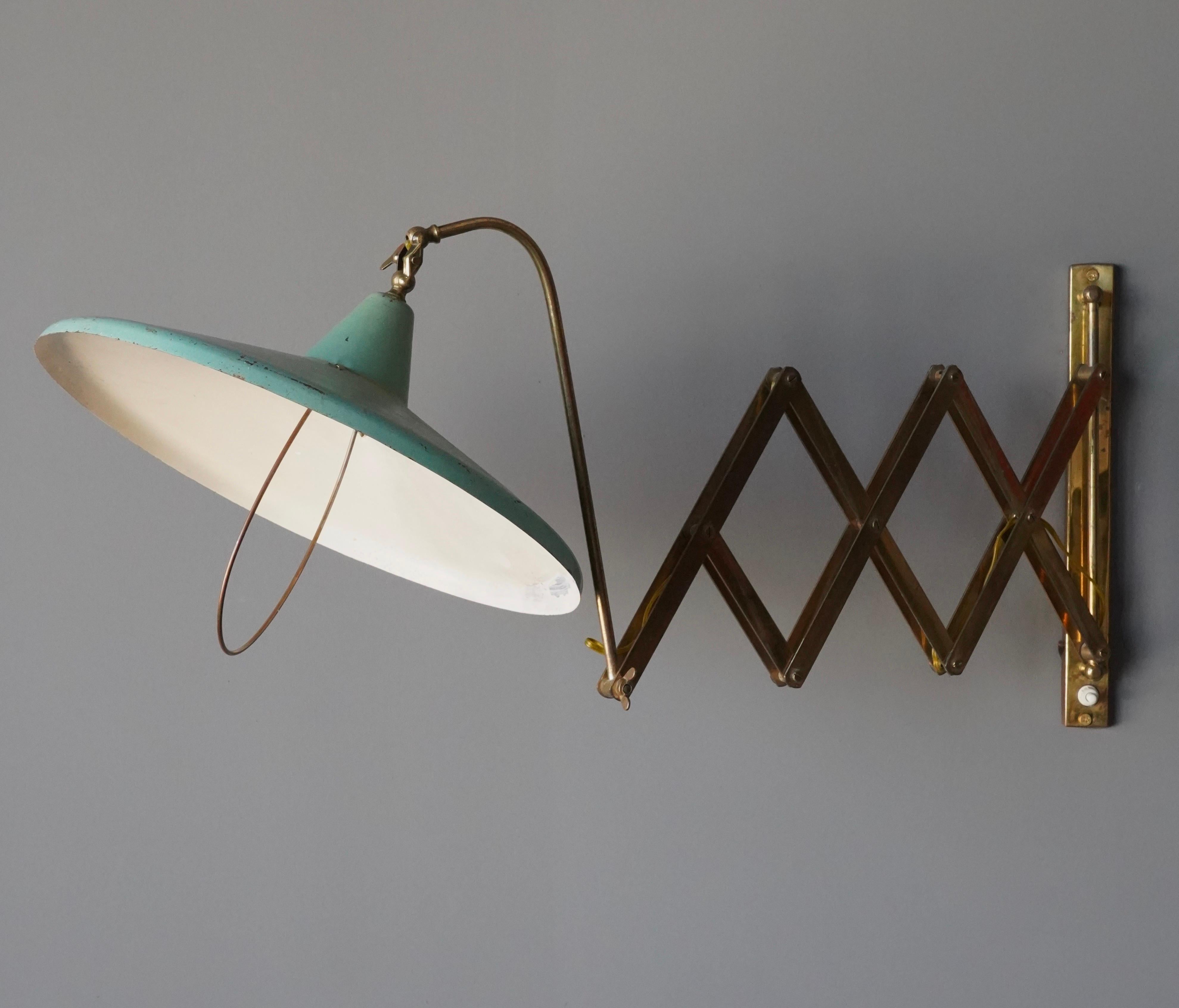 A sizable wall light / task light. Designed and produced in Italy, 1940s. Original green lacquered metal shade.

Measures: 33