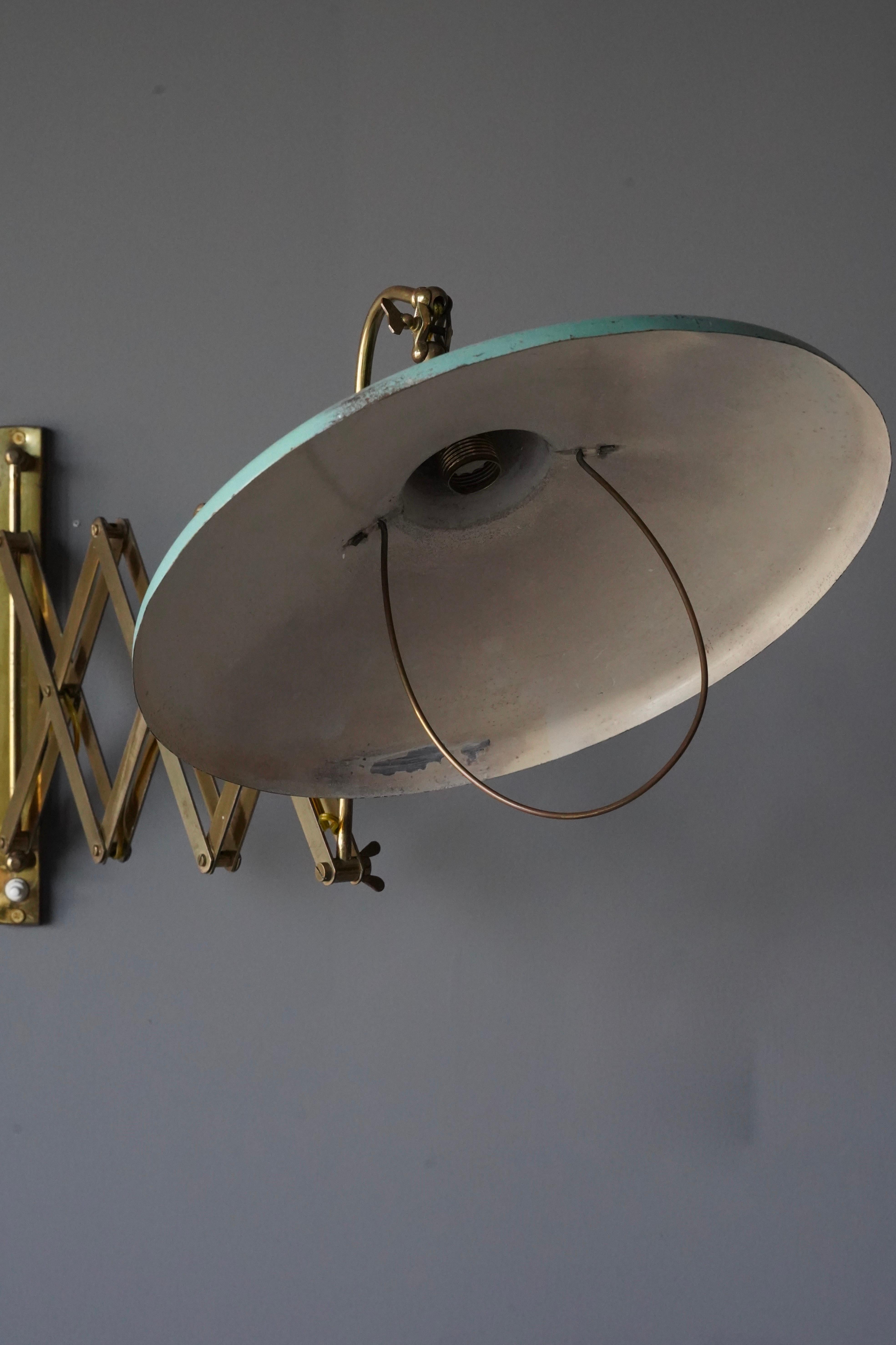 Italian Designer, Adjustable Wall Light, Brass Green Lacquered Metal Italy 1940s For Sale 1