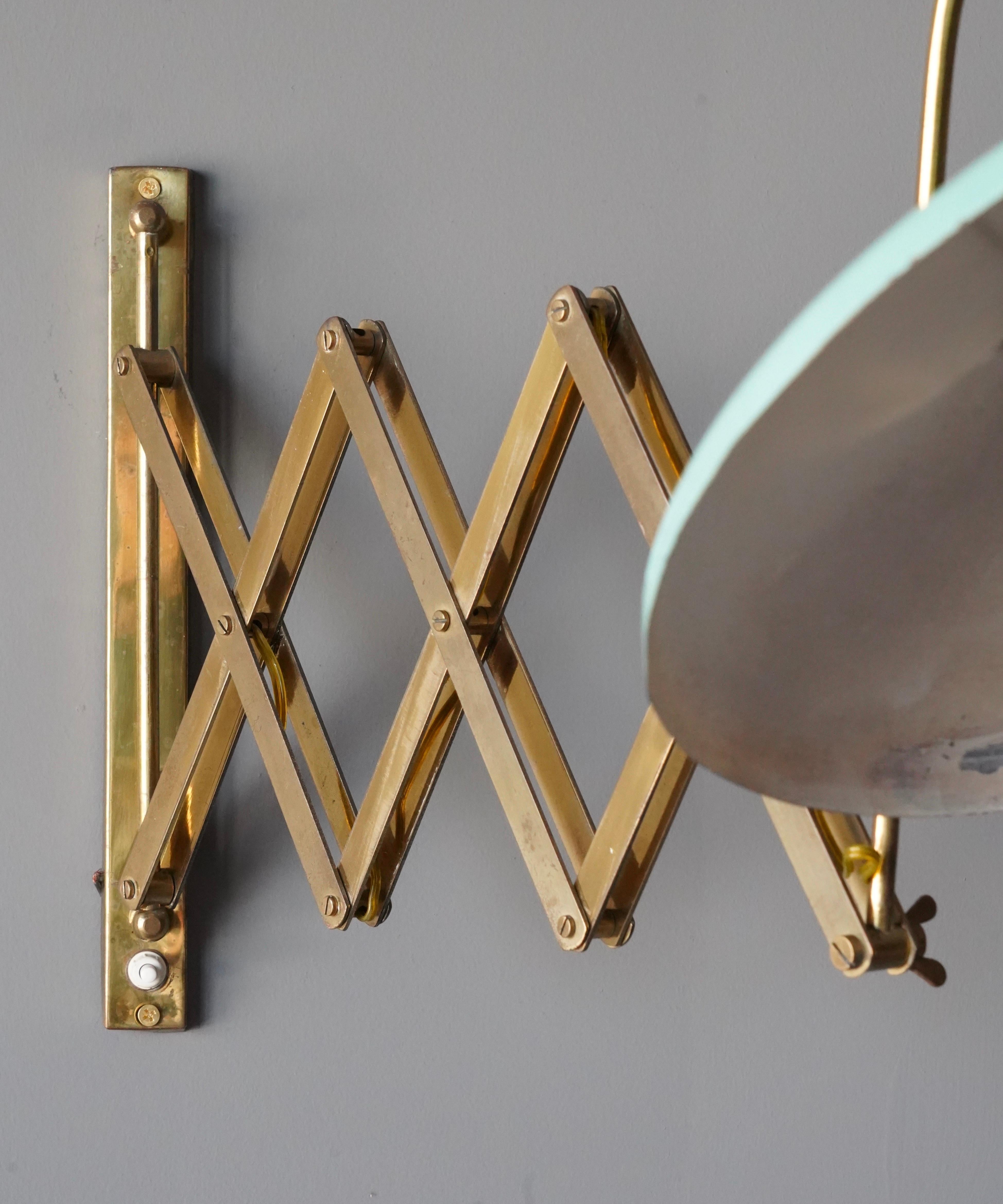 Italian Designer, Adjustable Wall Light, Brass Green Lacquered Metal Italy 1940s For Sale 2