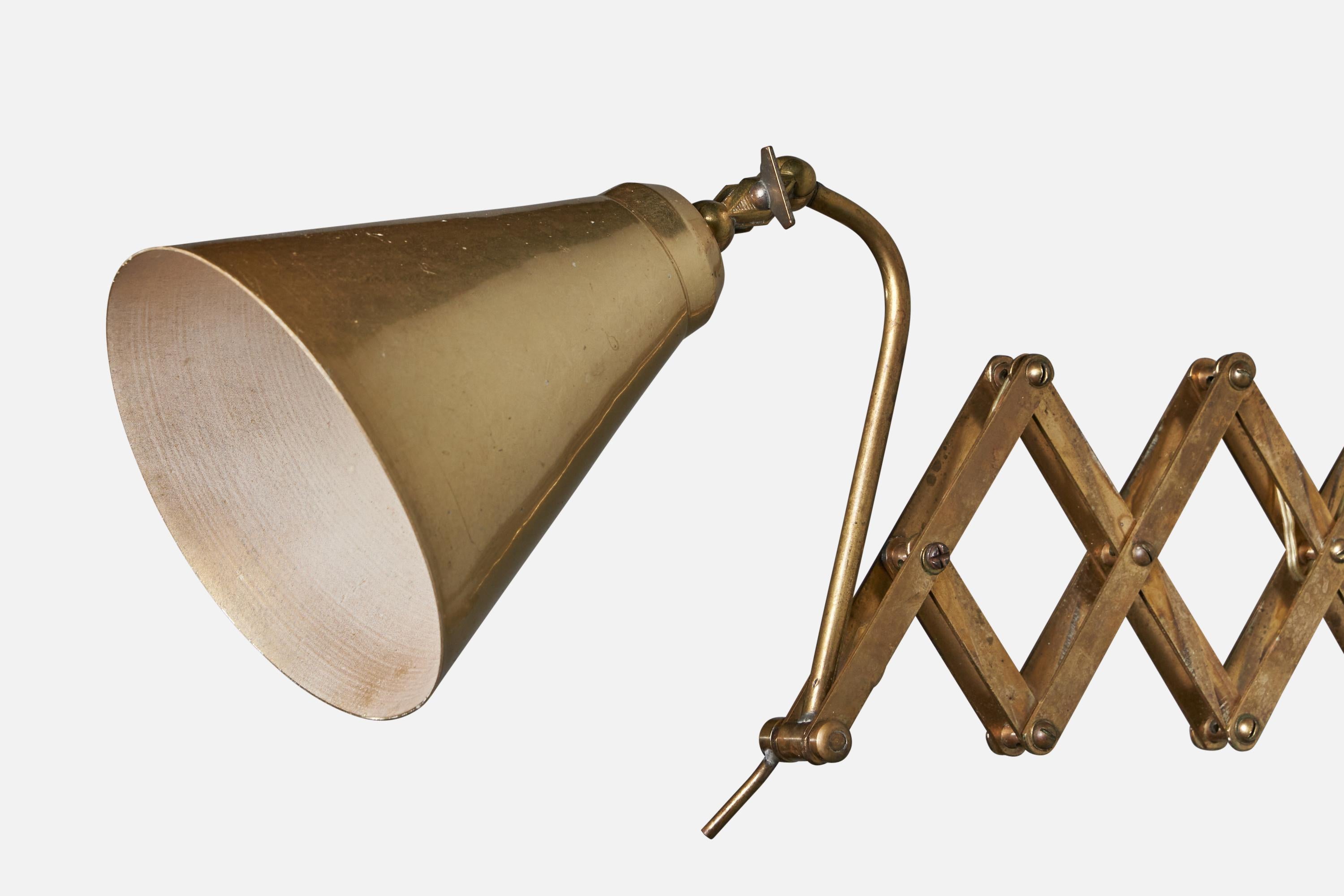 An adjustable brass wall light, designed and produced in Italy, 1940s.

Overall Dimensions (inches): 7.25