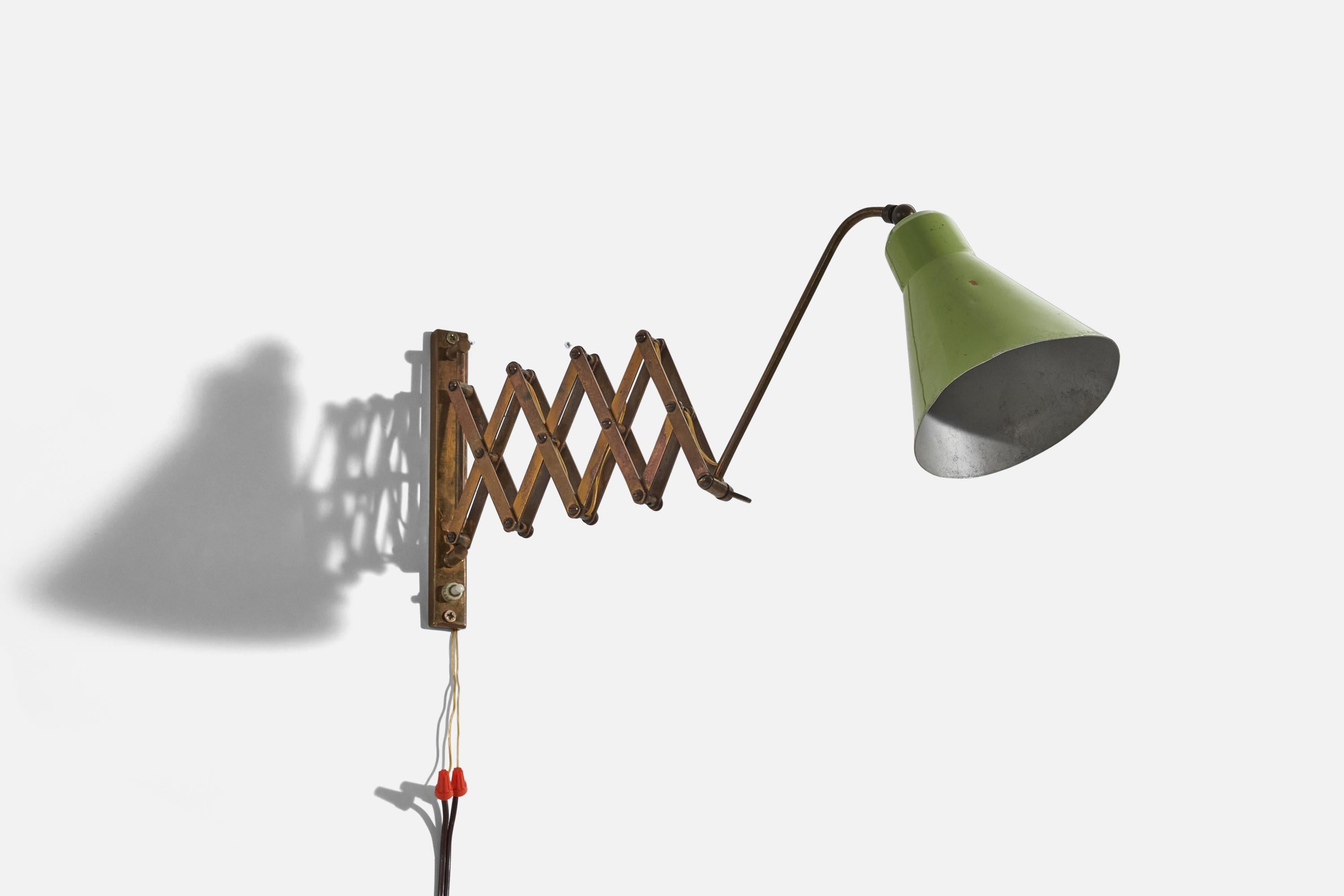 A brass and green lacquered metal wall light designed and produced in Italy, 1940s. 

Configured for hard wire. 

Dimensions of back plate (inches) : 8.25 x 1 x 0.37 (H x W x D)

Variable dimensions, measured as illustrated in the first image.