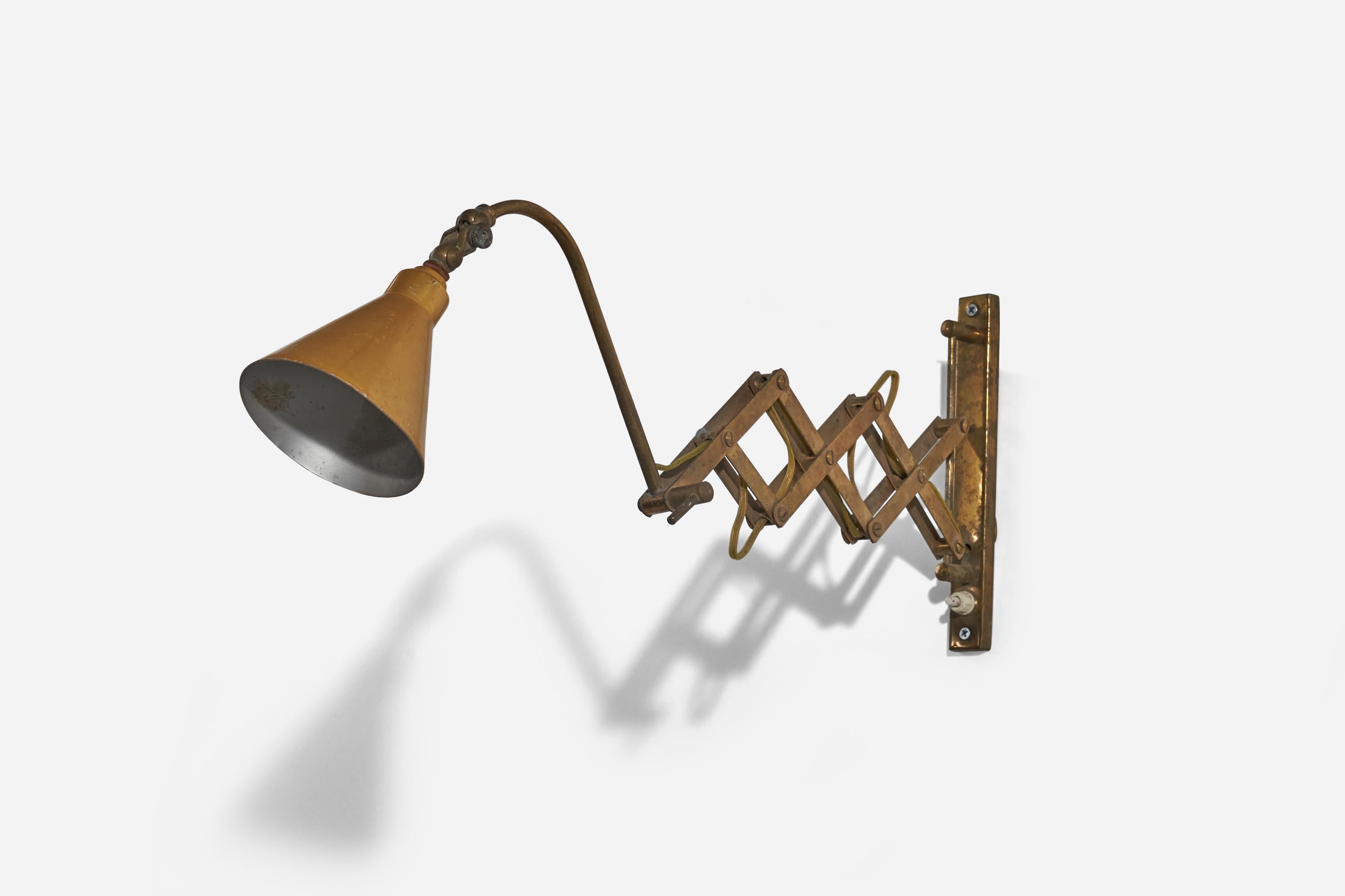 Italian Designer, Adjustable Wall Light, Brass, Lacquered Metal, Italy, 1940s In Good Condition For Sale In High Point, NC