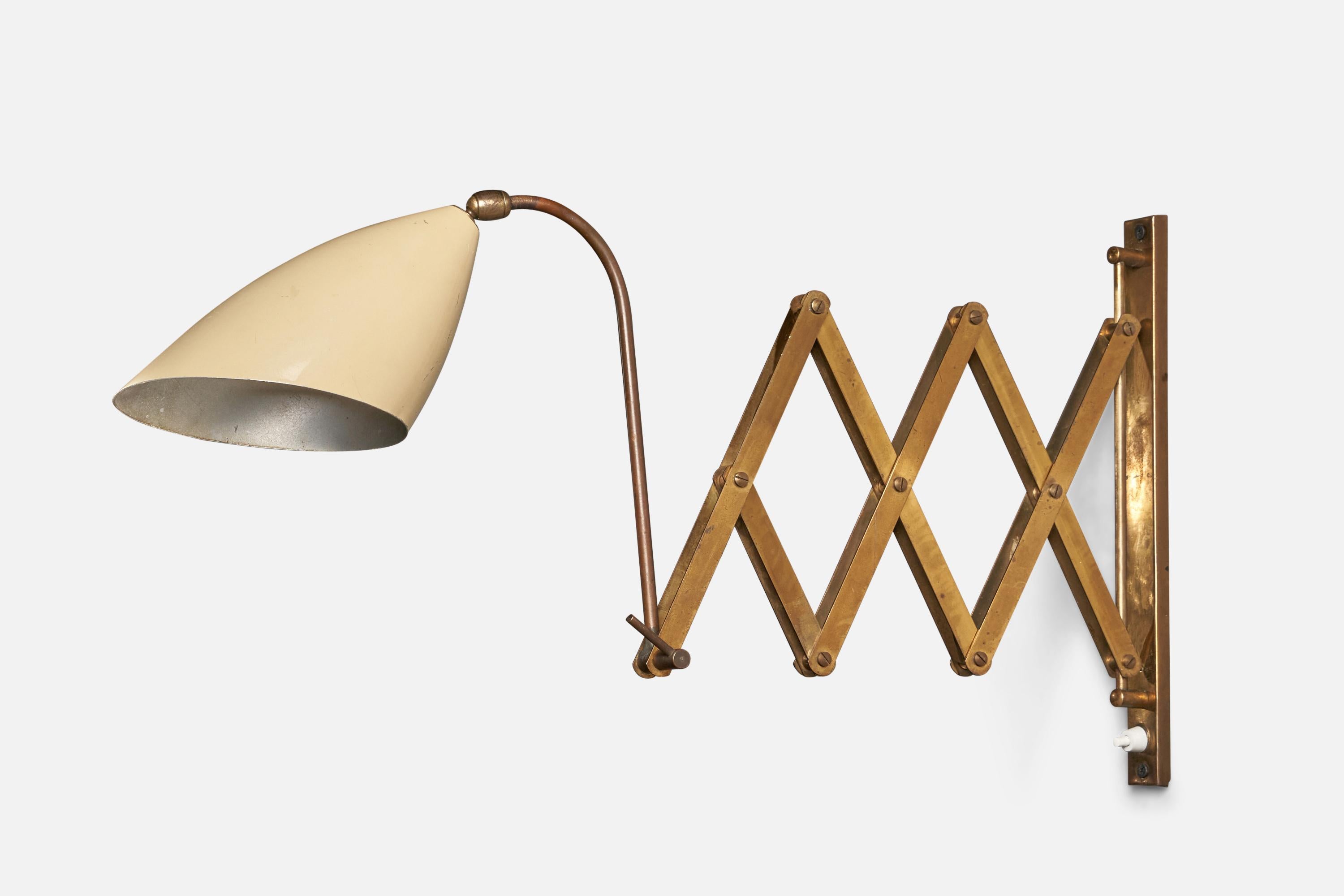 An adjustable brass and white-lacquered metal wall light designed and produced in Italy, 1950s.

Overall Dimensions: 13.25
