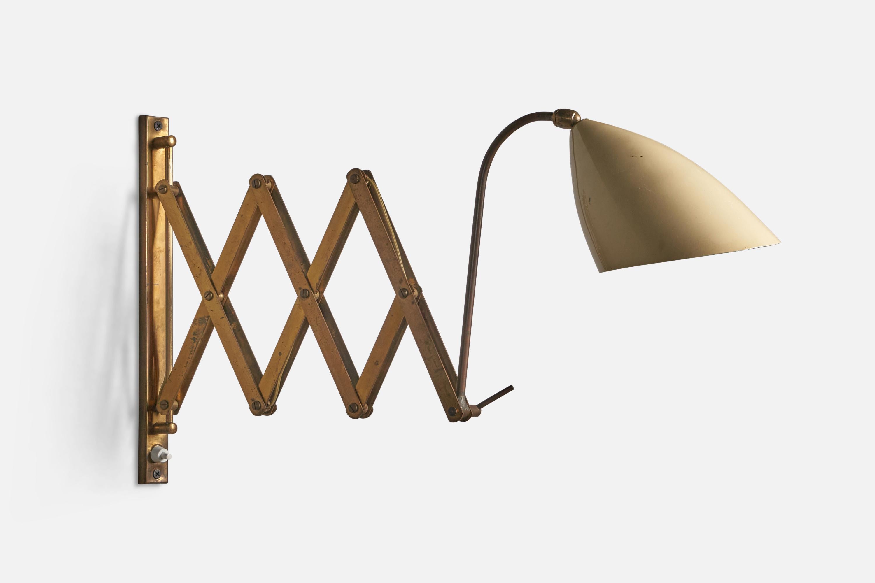 Italian Designer, Adjustable Wall Light, Brass, Metal, Italy, 1950s In Good Condition For Sale In High Point, NC