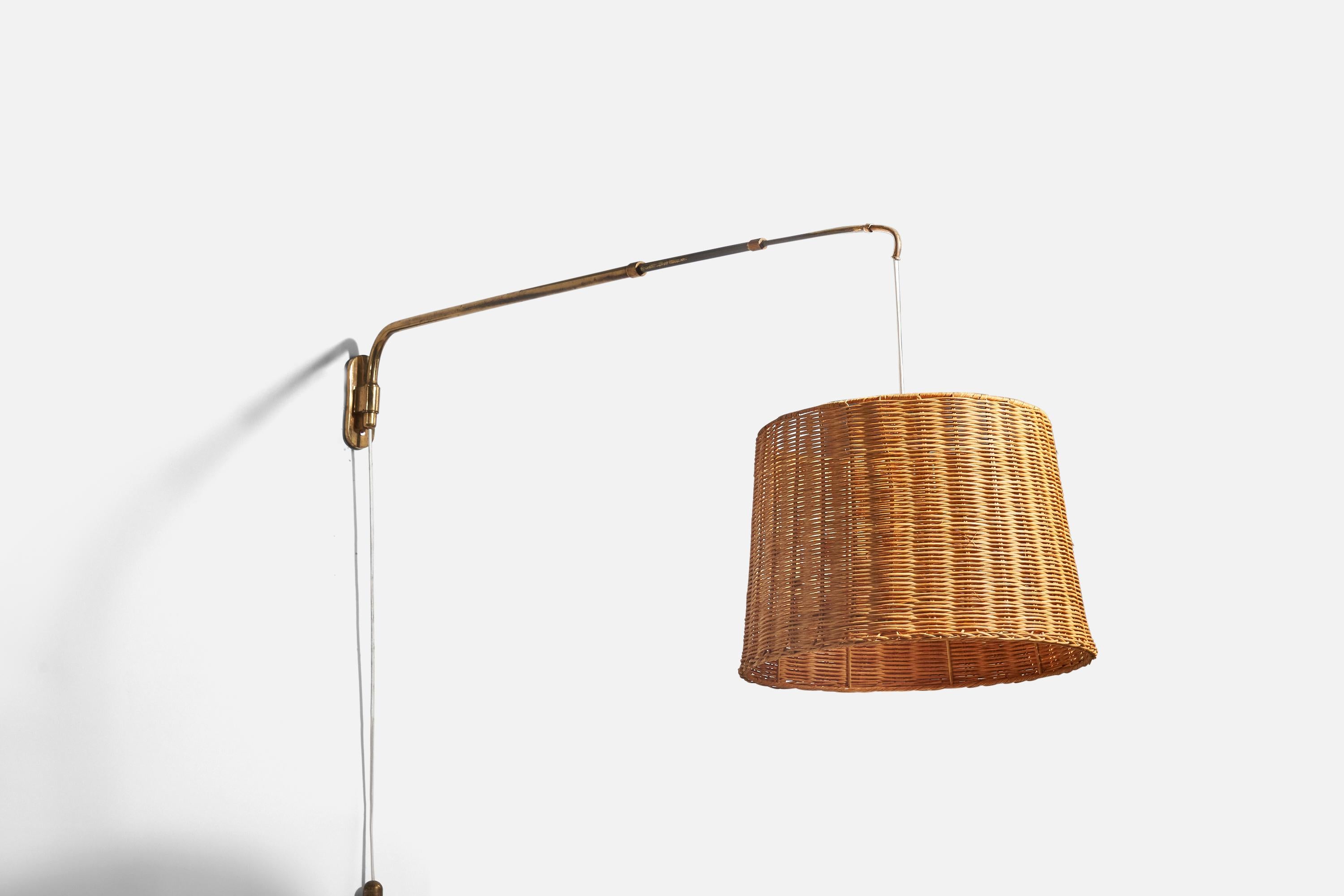 Eine Wandleuchte aus Messing und Rattan, entworfen und hergestellt in Italien, 1940er Jahre. 

Wird mit Lampenschirm verkauft.
Die angegebenen Maße beziehen sich auf die Lampe mit Schirm. 
Variable Abmessungen, gemessen wie in der ersten