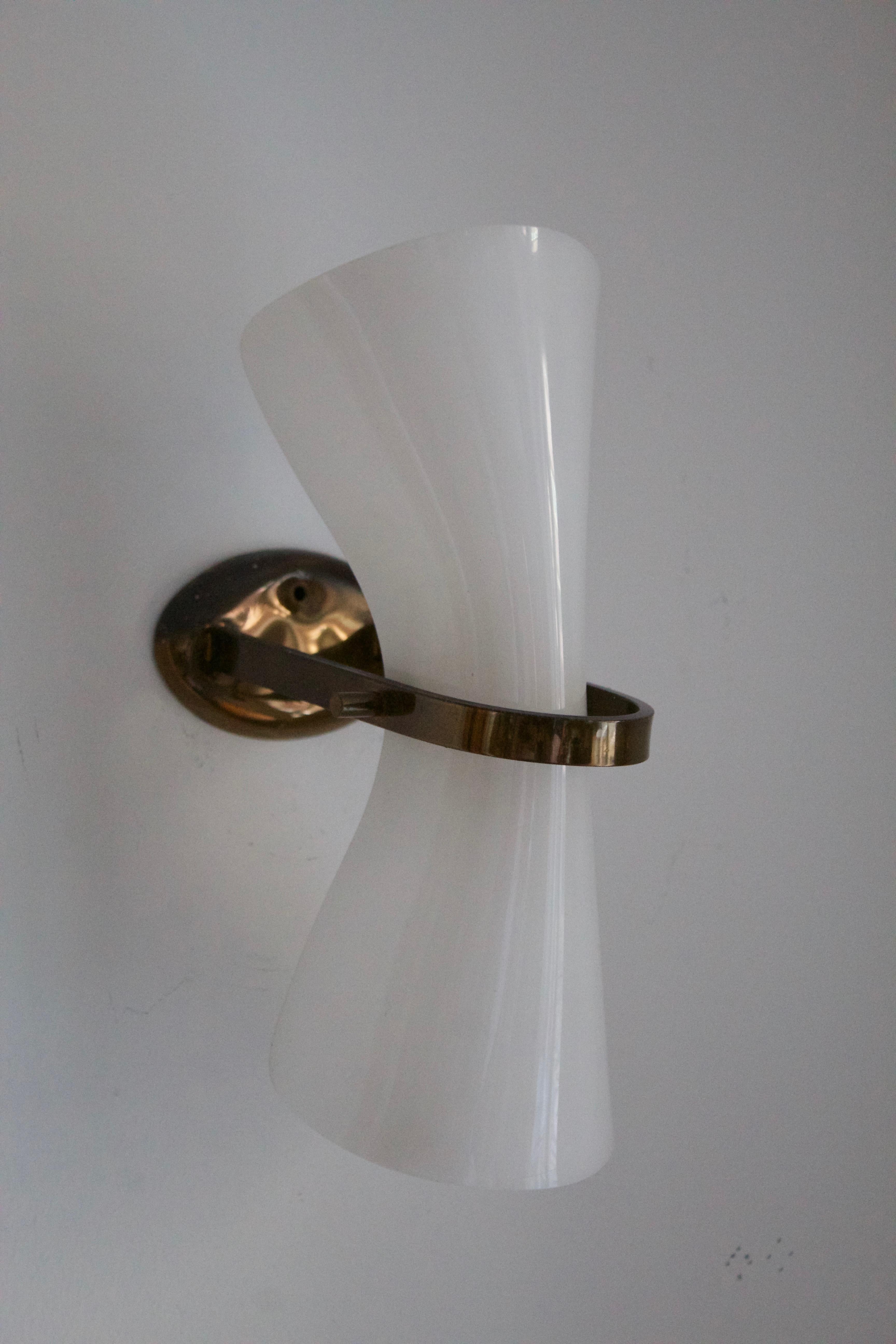 Italian Designer, Adjustable Wall Light / Sconce, Brass, Acrylic, Italy, 1960s In Good Condition In High Point, NC