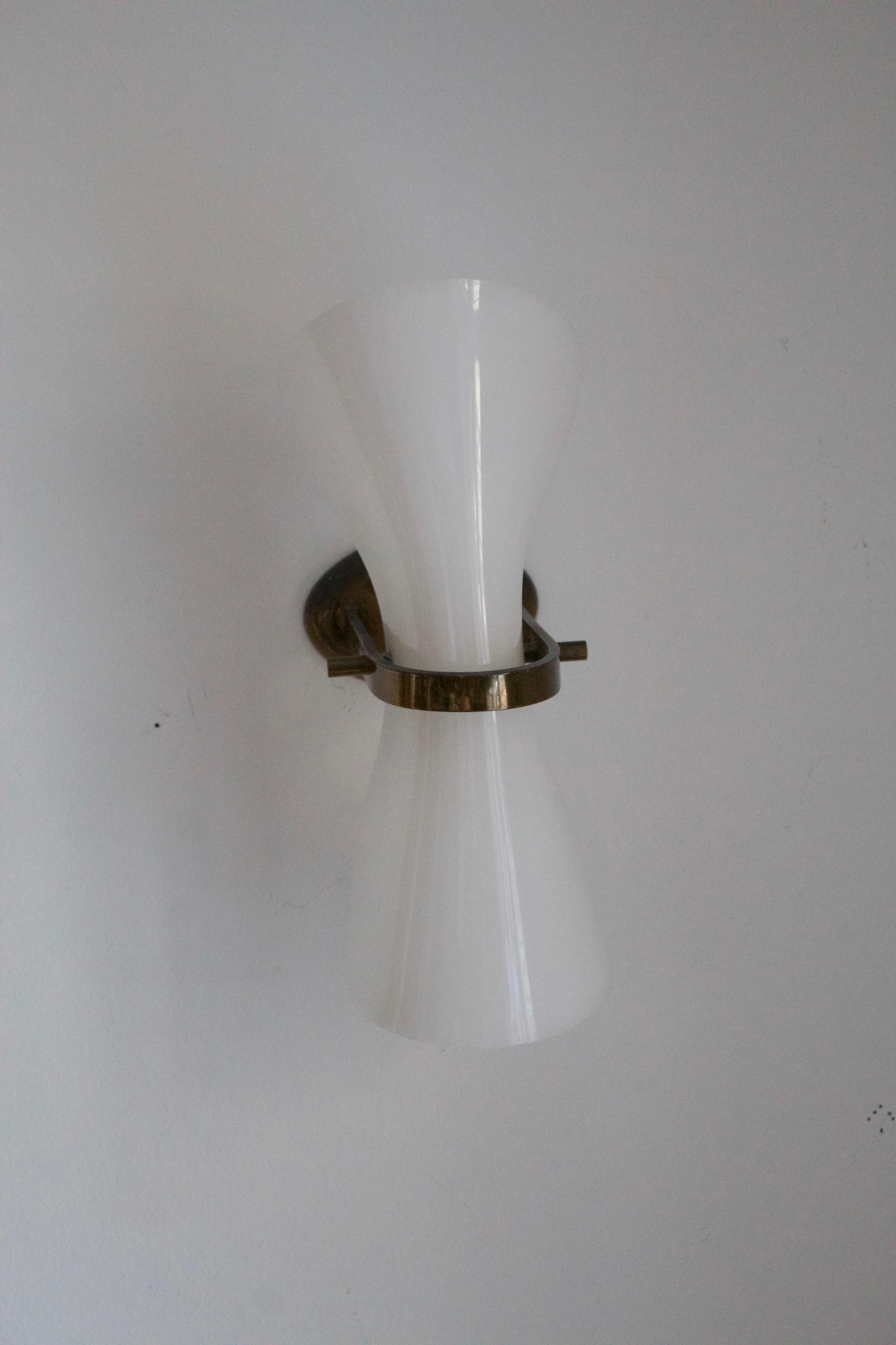 Mid-20th Century Italian Designer, Adjustable Wall Light / Sconce, Brass, Acrylic, Italy, 1960s