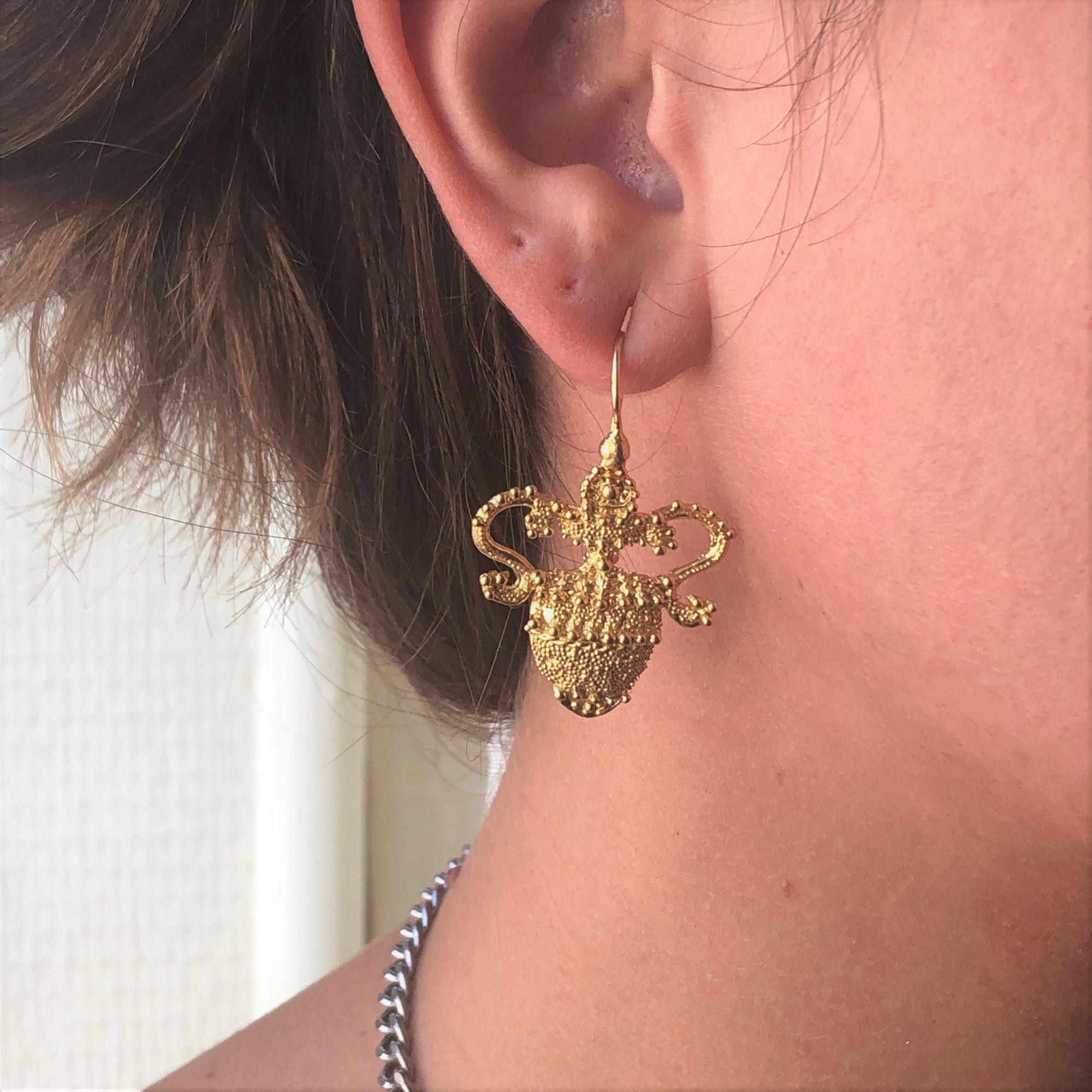 For pierced ears.
Pair of vermeil, silver and yellow gold earrings.
Each vermeil earring features a textured amphora. The attachment system is a gooseneck with safety hook.
Height : 4 cm, width : 2.7 cm.
Total weight : about 10 g.
New earrings from