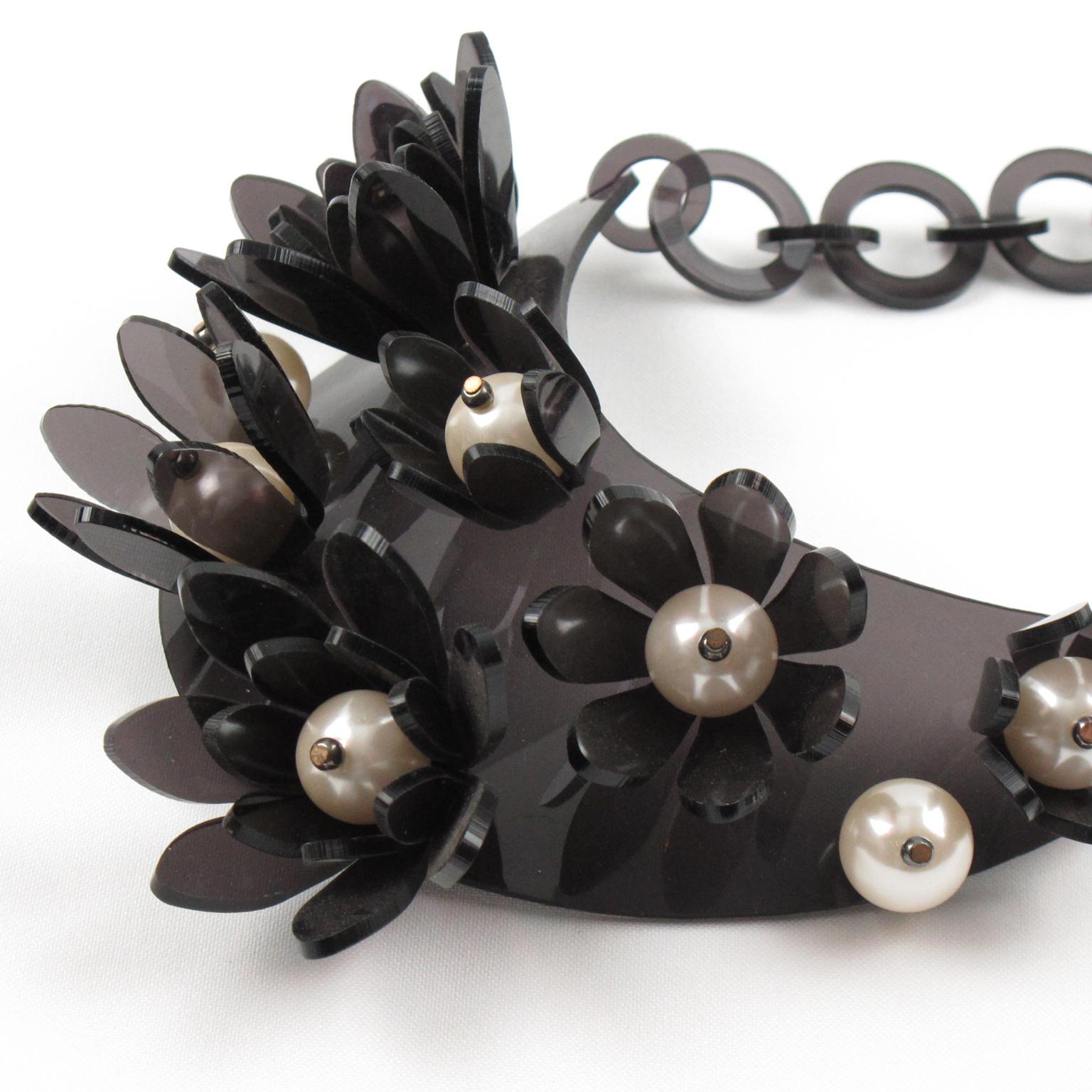 Anthracite Gray Acrylic Necklace with Flowers and Pearls For Sale 4