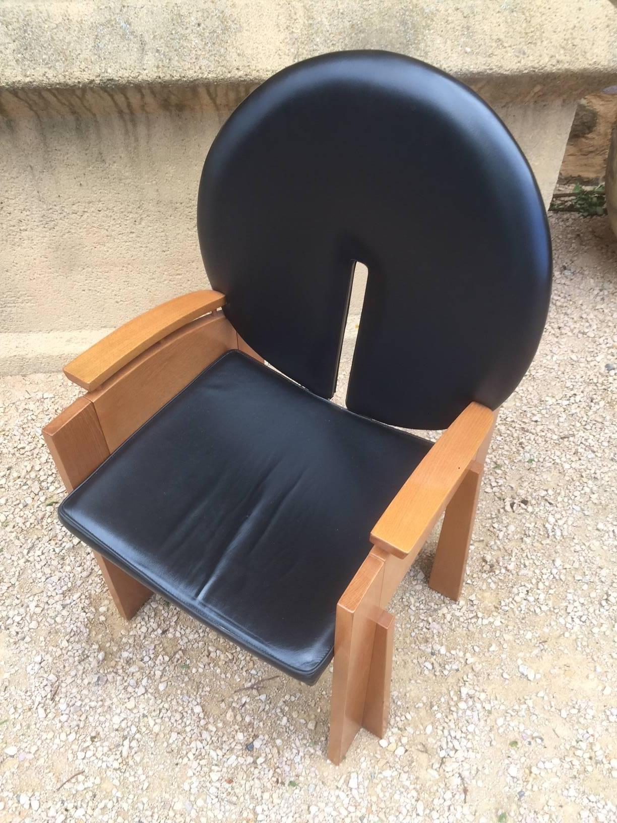 Very original and rare Italian designer armchair from the 1990s.
Rounded back, very comfortable.