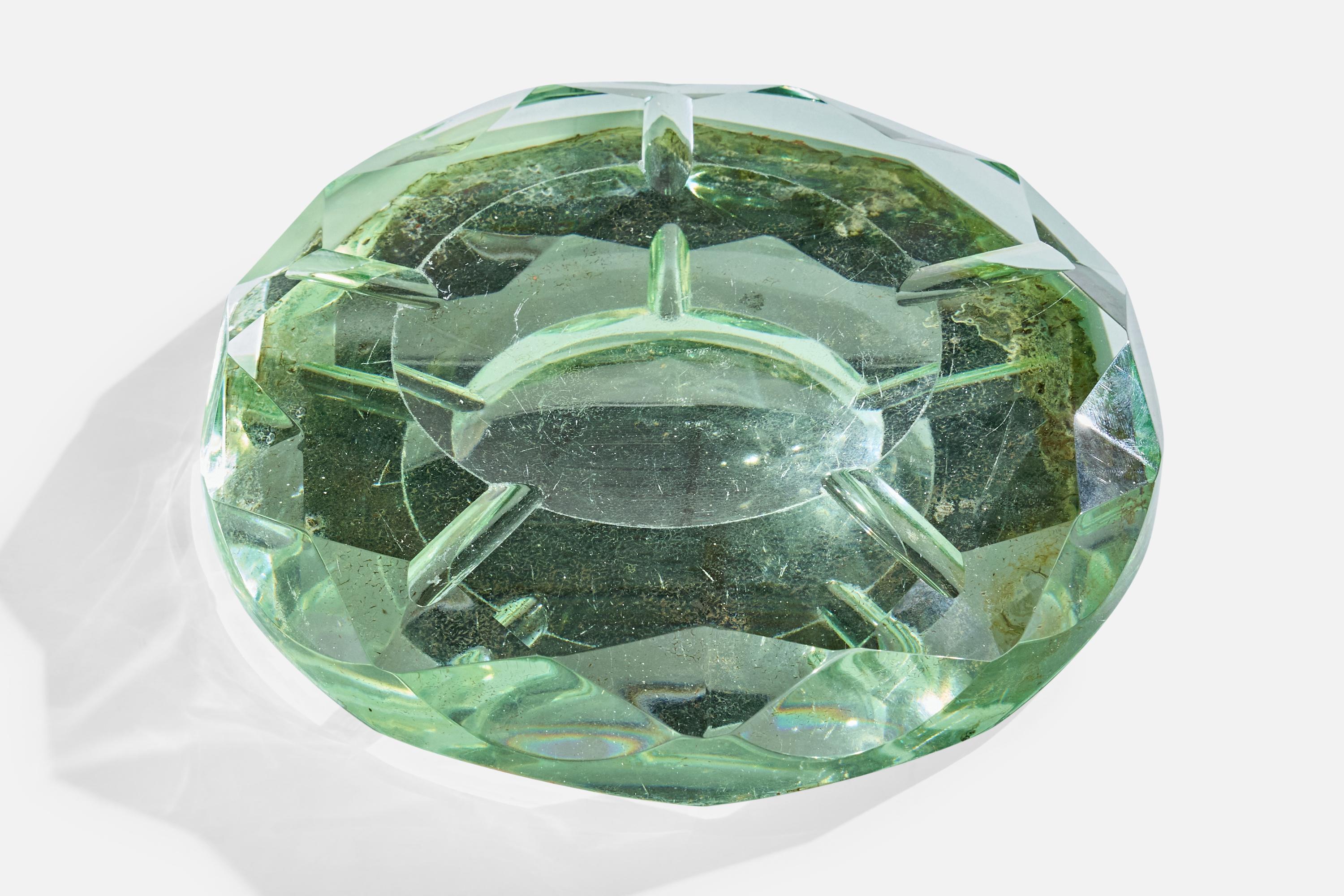 Cendrier en verre de couleur verte conçu et produit en Italie, c.C. 1950.

Rayures présentes sur le verre

Usure correspondant à l'âge et à l'usage.

Dimensions globales (pouces) : 1,5