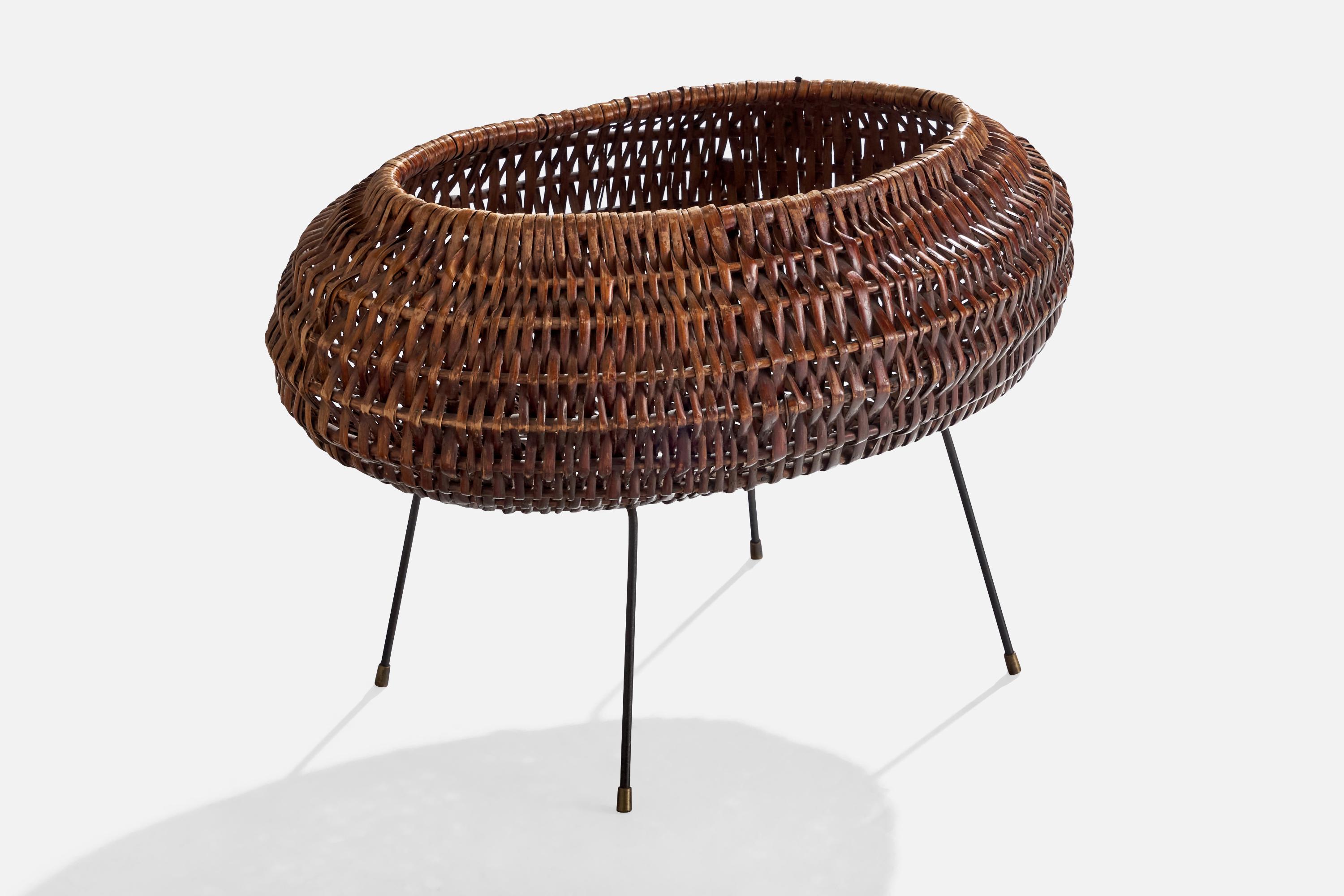 Panier en rotin, en fer peint en noir et en laiton, conçu et produit en Italie, C.C.