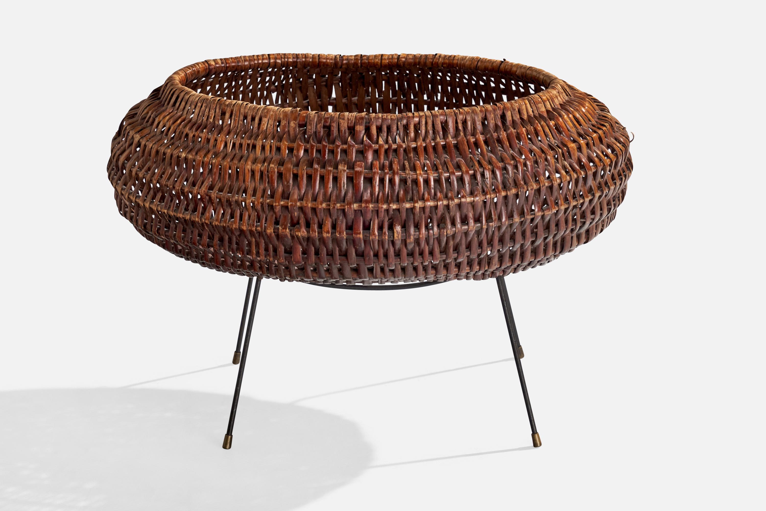 Mid-Century Modern Panier de designer italien, rotin, fer, laiton, Italie, années 1950 en vente