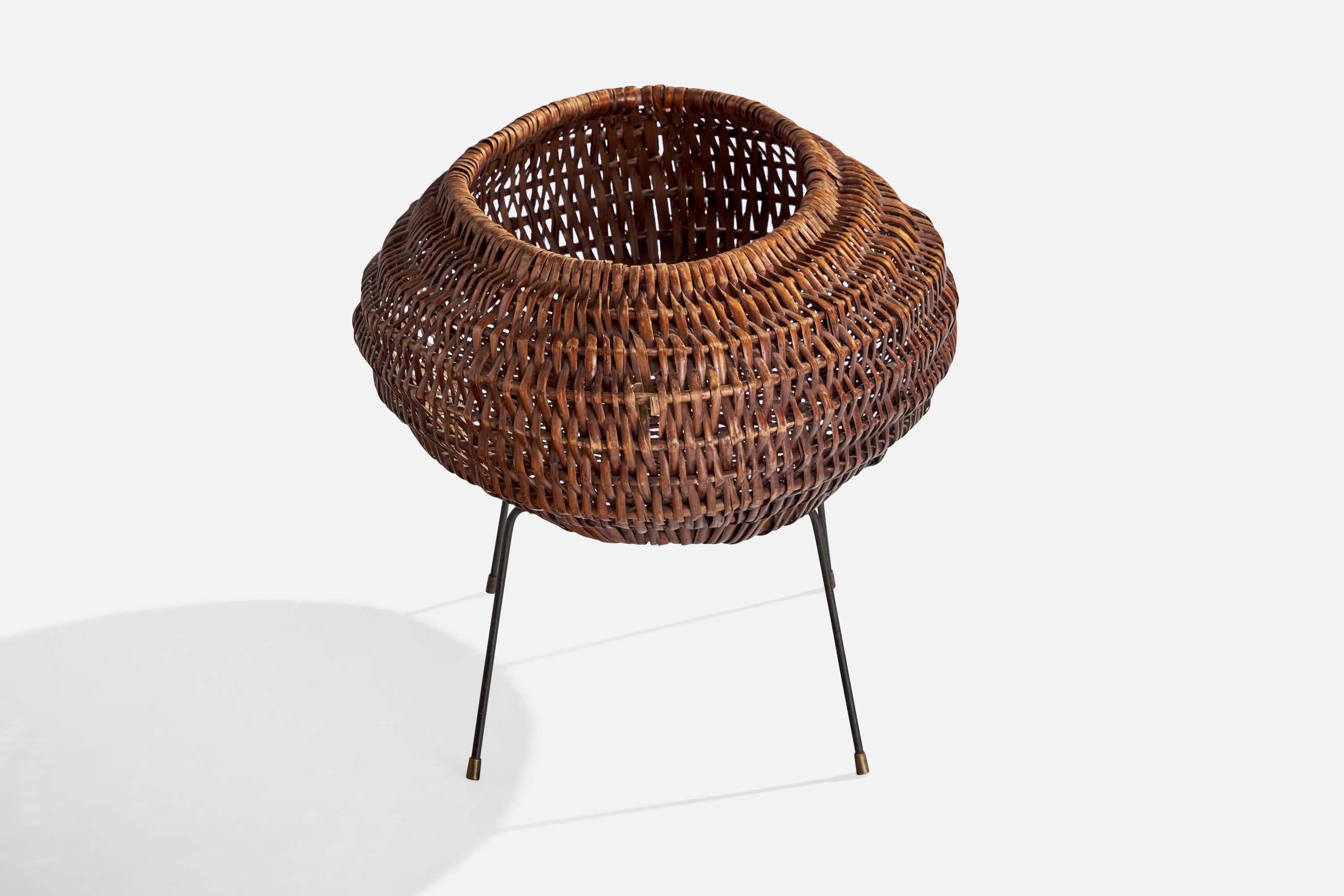Panier de designer italien, rotin, fer, laiton, Italie, années 1950 Bon état - En vente à High Point, NC