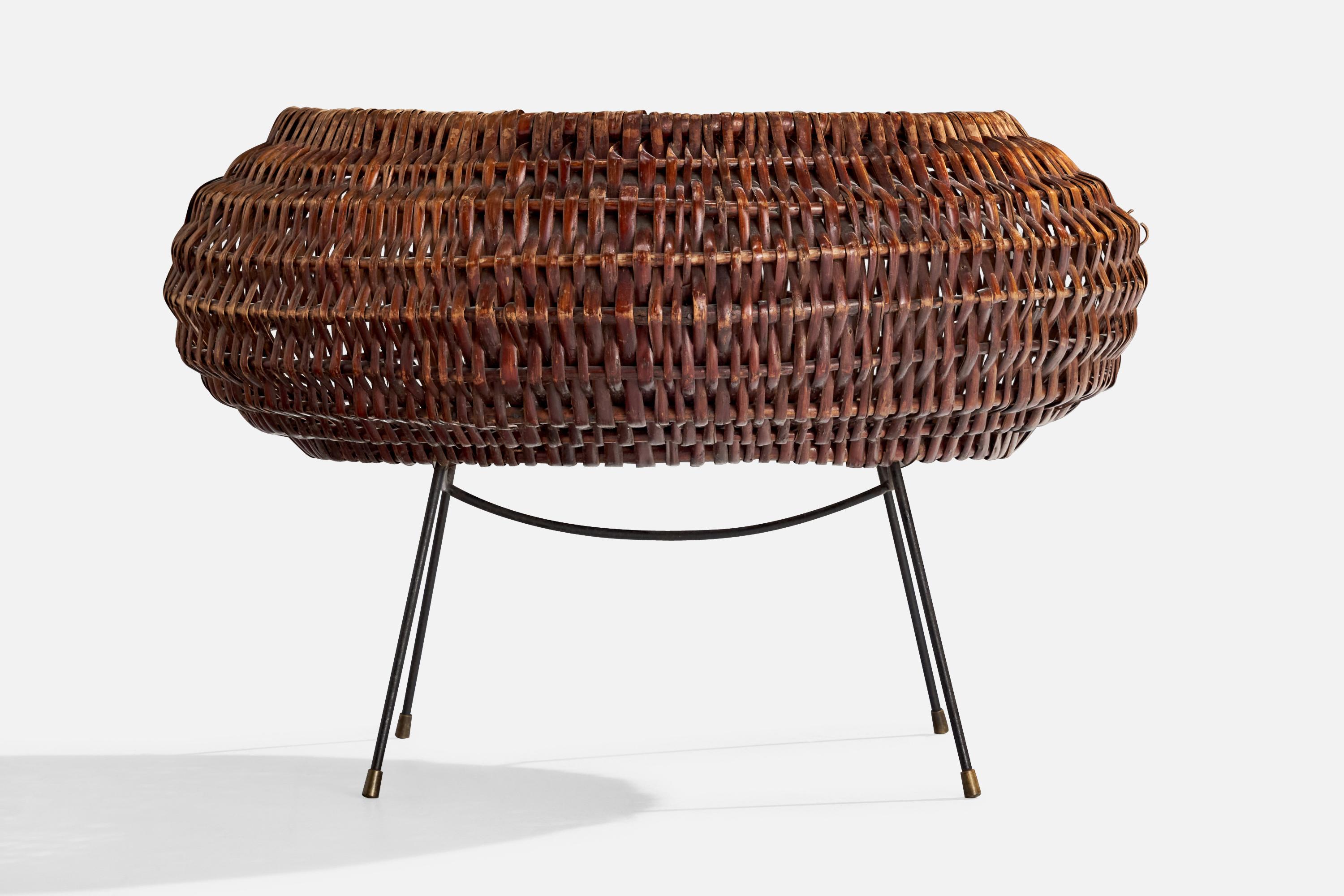 Milieu du XXe siècle Panier de designer italien, rotin, fer, laiton, Italie, années 1950 en vente