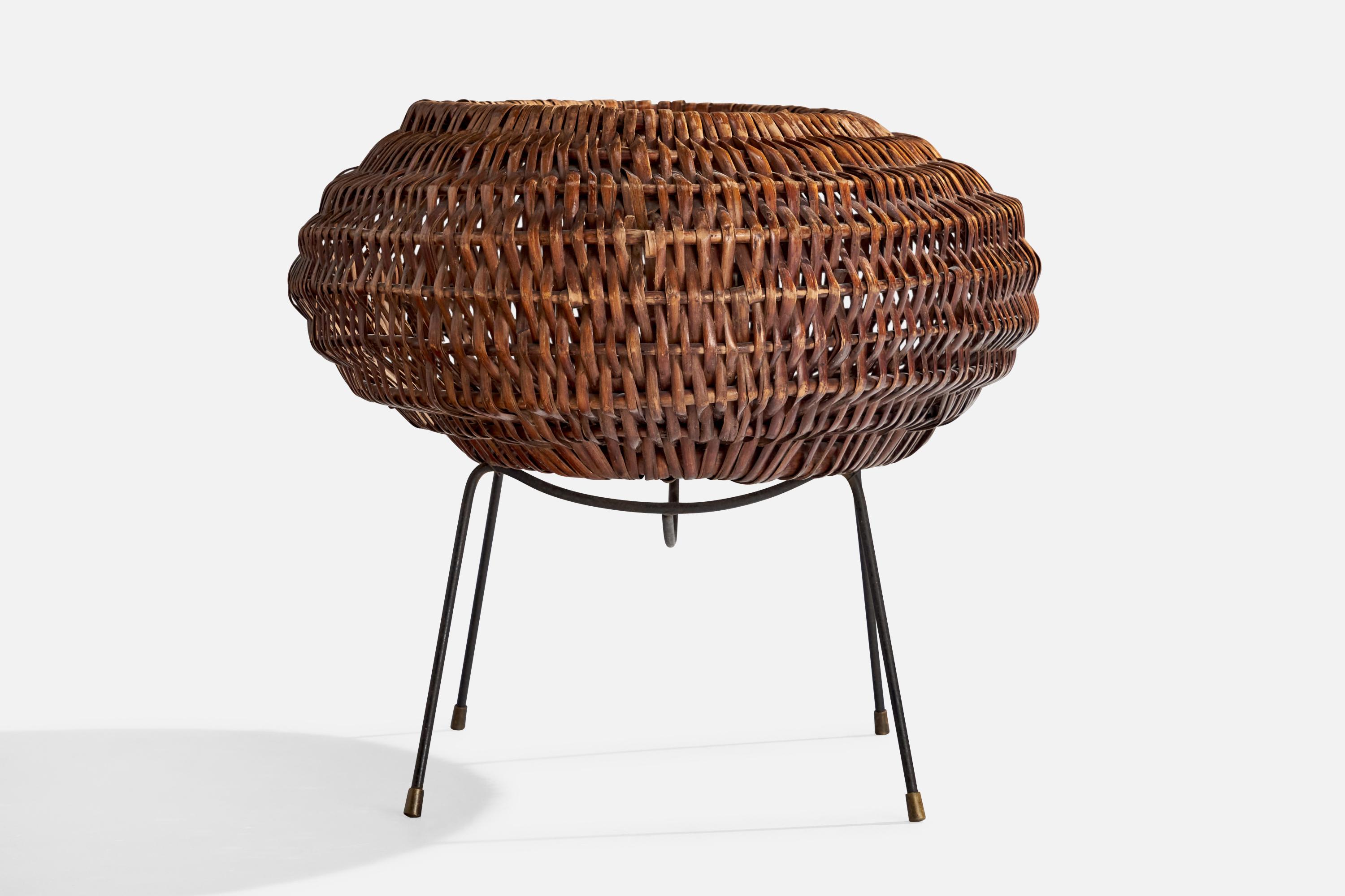 Laiton Panier de designer italien, rotin, fer, laiton, Italie, années 1950 en vente