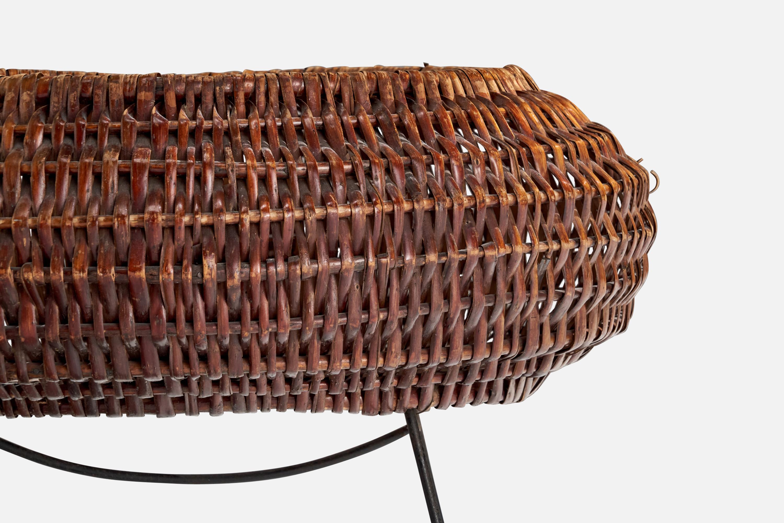 Panier de designer italien, rotin, fer, laiton, Italie, années 1950 en vente 1
