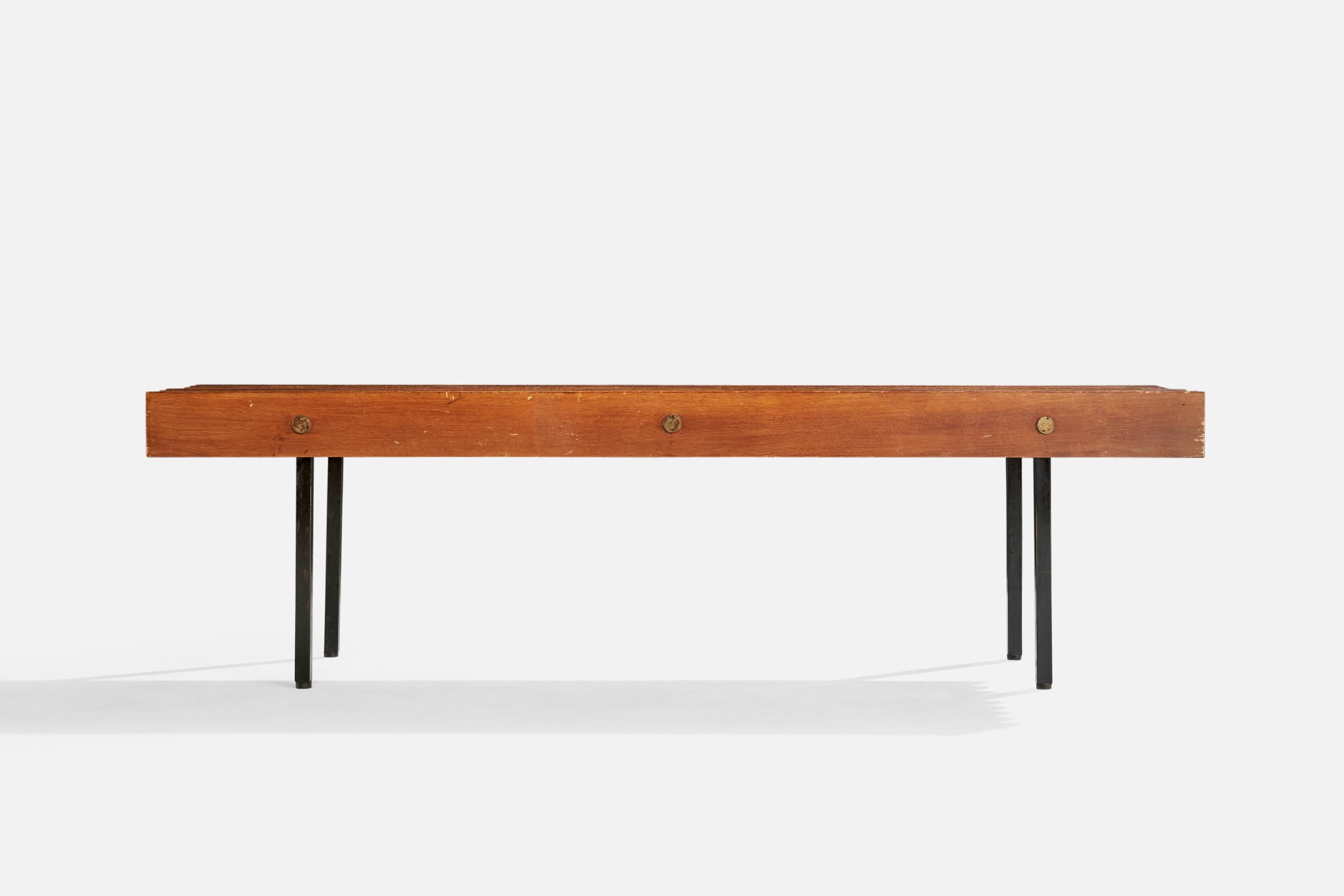 Italienische Designerin, Bank, Teakholz, Messing, Eisen, Italien, 1950er Jahre im Angebot 1