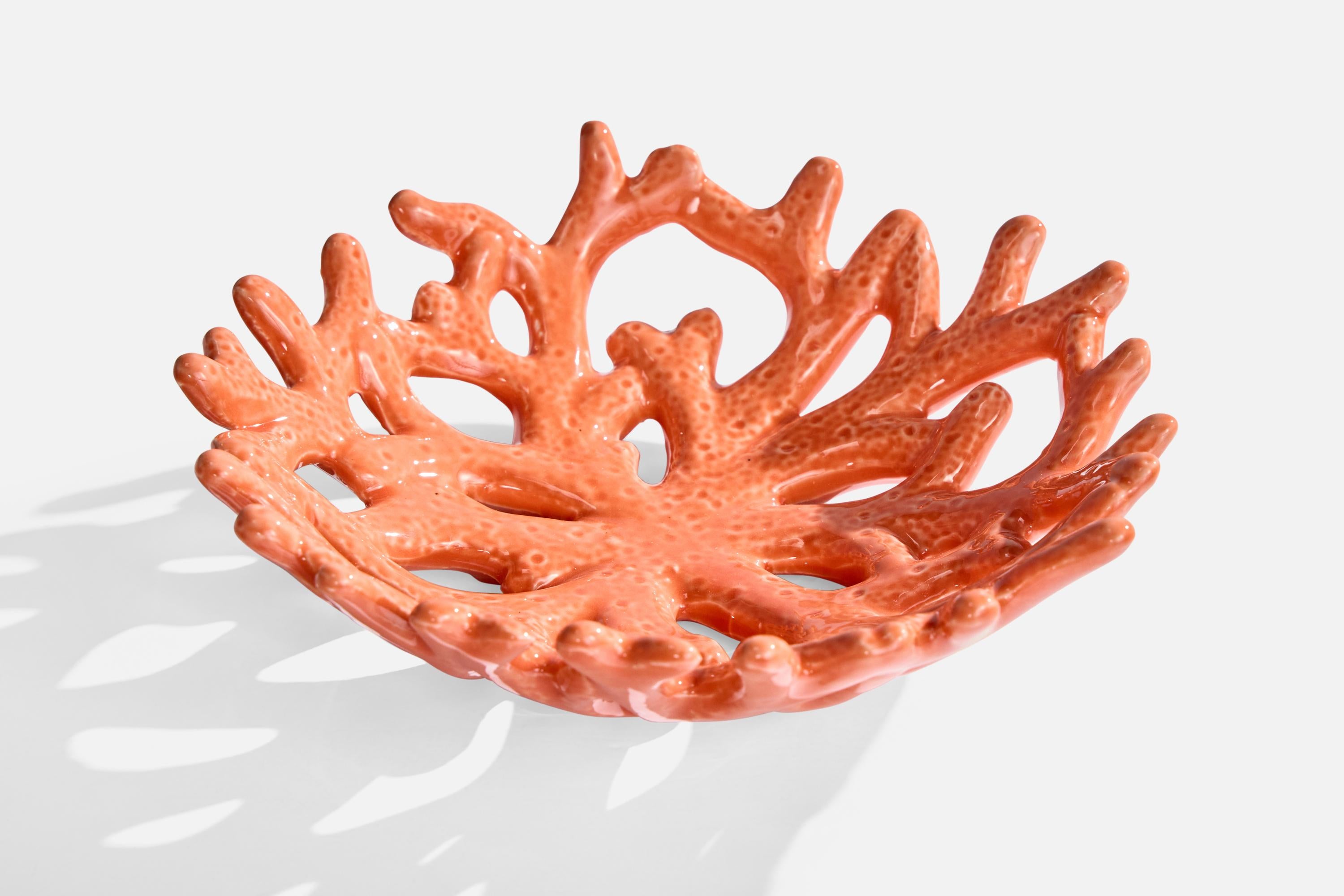 Una ciotola in ceramica smaltata di rosso probabilmente disegnata e prodotta in Italia, negli anni '80 circa.

Usura coerente con l'età e l'uso

Dimensioni complessive (pollici): 2,25