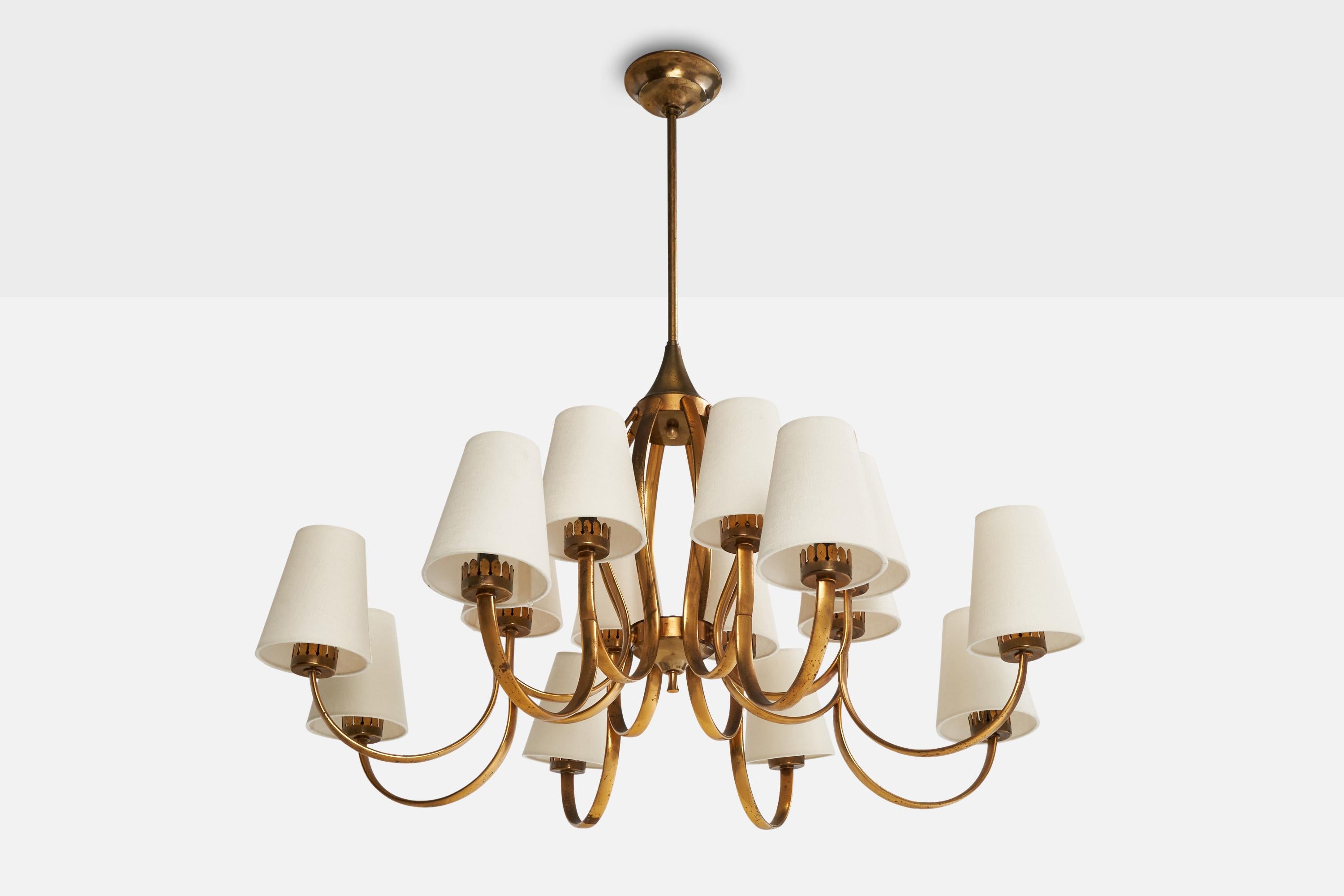 Lustre en laiton et tissu blanc conçu et produit en Italie, C.C. 1950.

Dimensions globales (pouces) : 47
