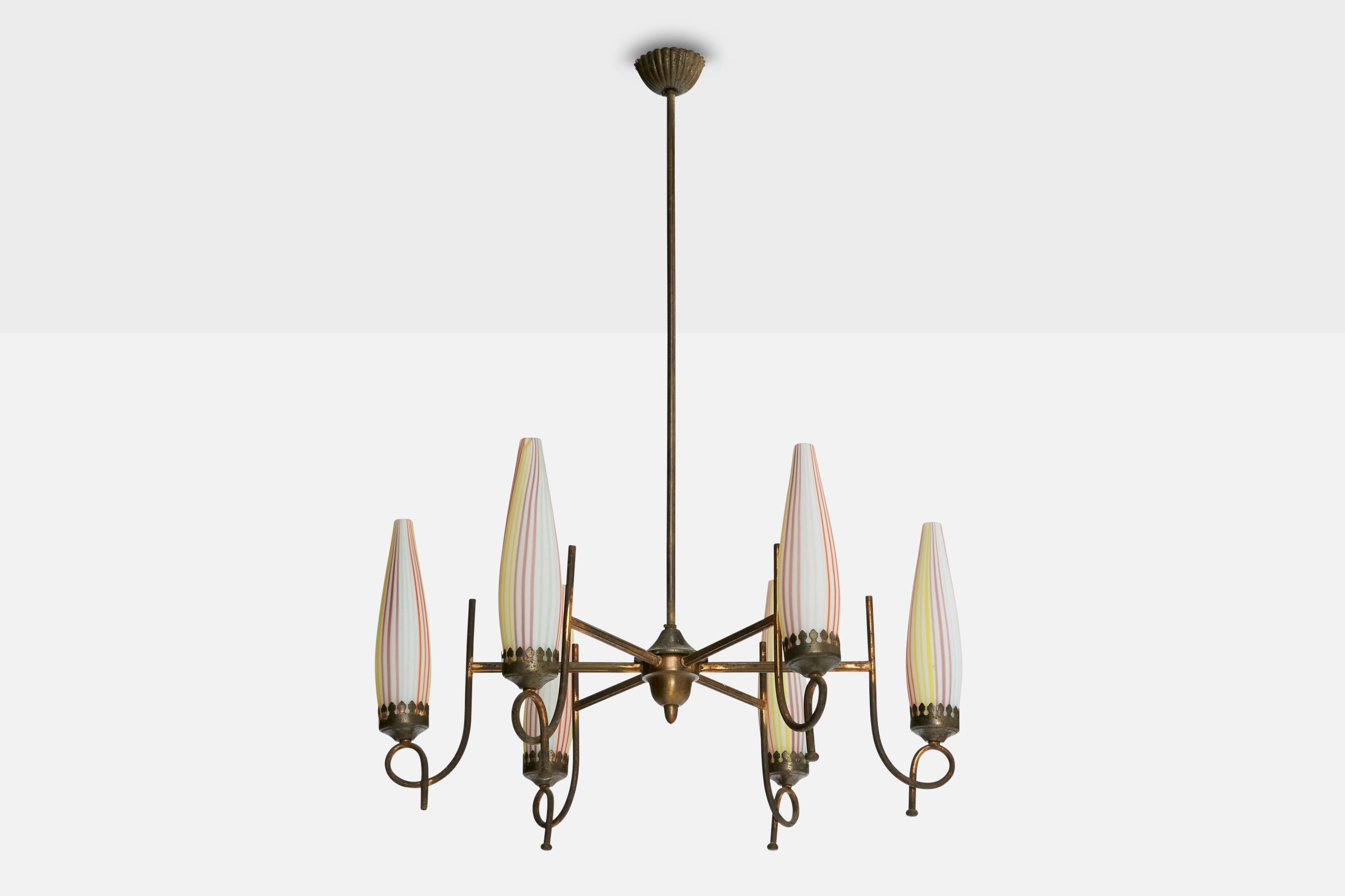 Lustre en laiton et en verre opalin gravé, conçu et produit en Italie, C.C. 1940.

Dimensions globales (pouces) : 35.5