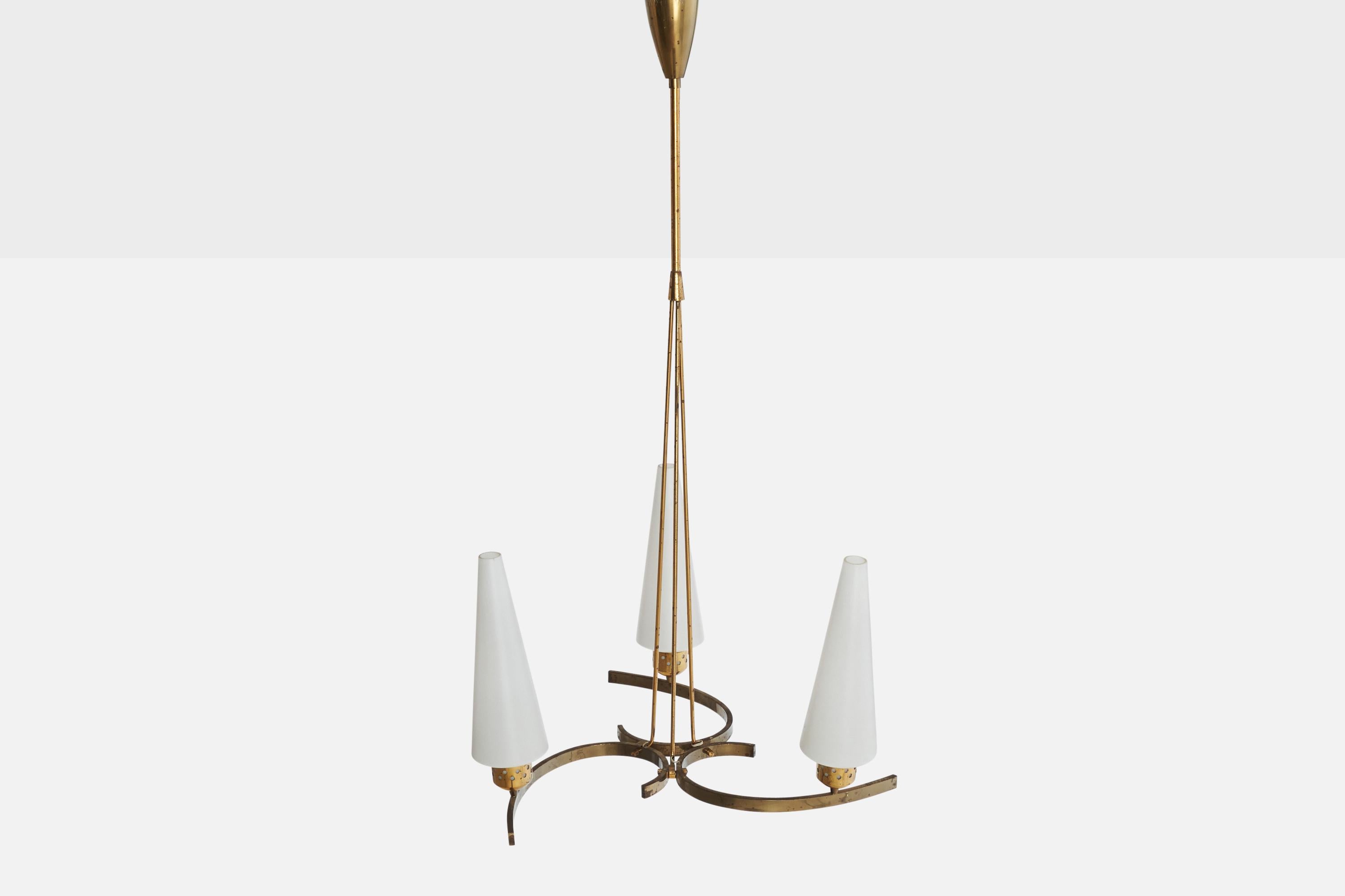 Italienischer Designer, Kronleuchter, Messing, Glas, Italien, 1950er Jahre im Zustand „Relativ gut“ im Angebot in High Point, NC