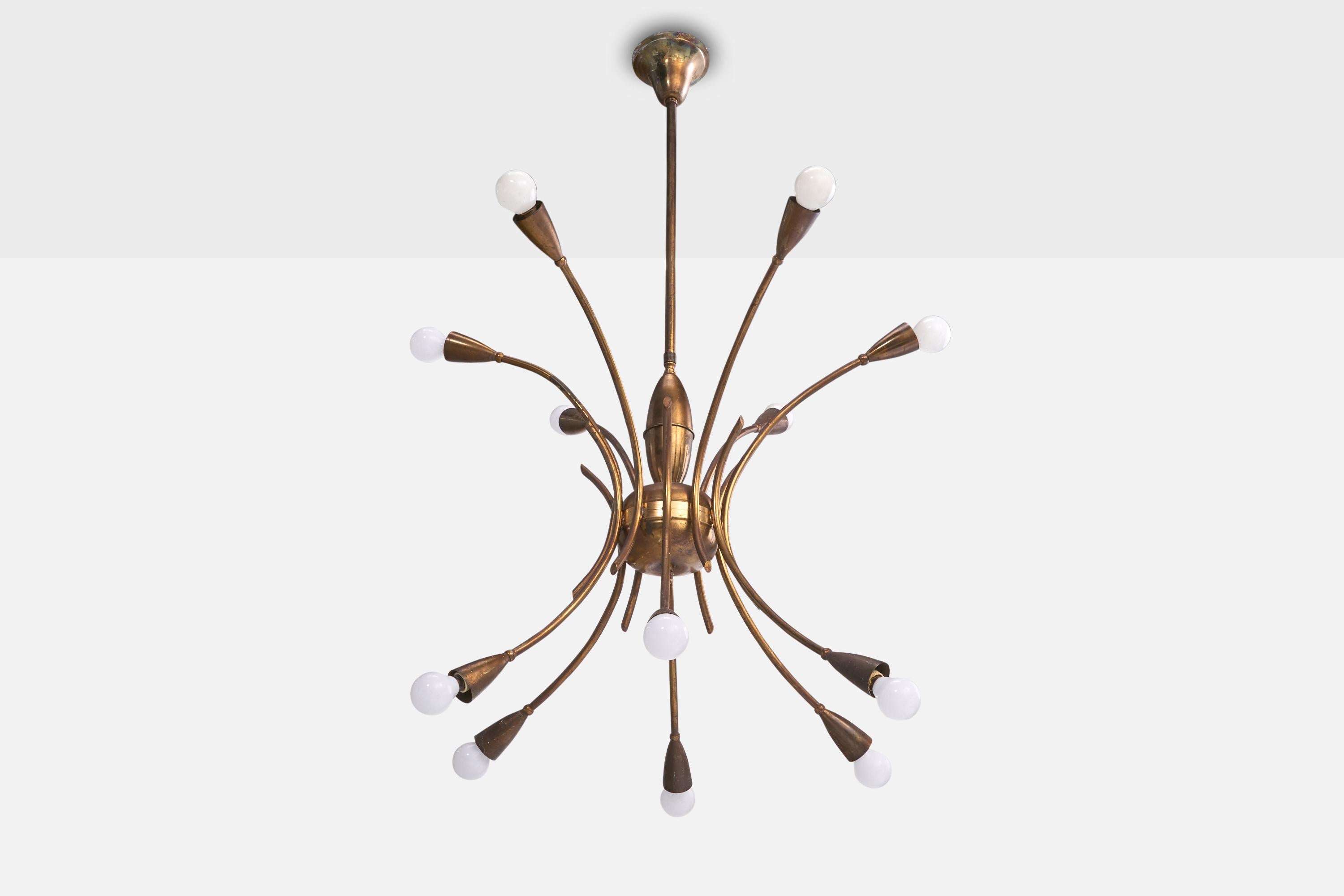 Lampadario in ottone progettato e prodotto in Italia, anni '50 circa.

Moderata ossidazione presente in tutto il lampadario in ottone.

Dimensioni complessive (pollici): 44